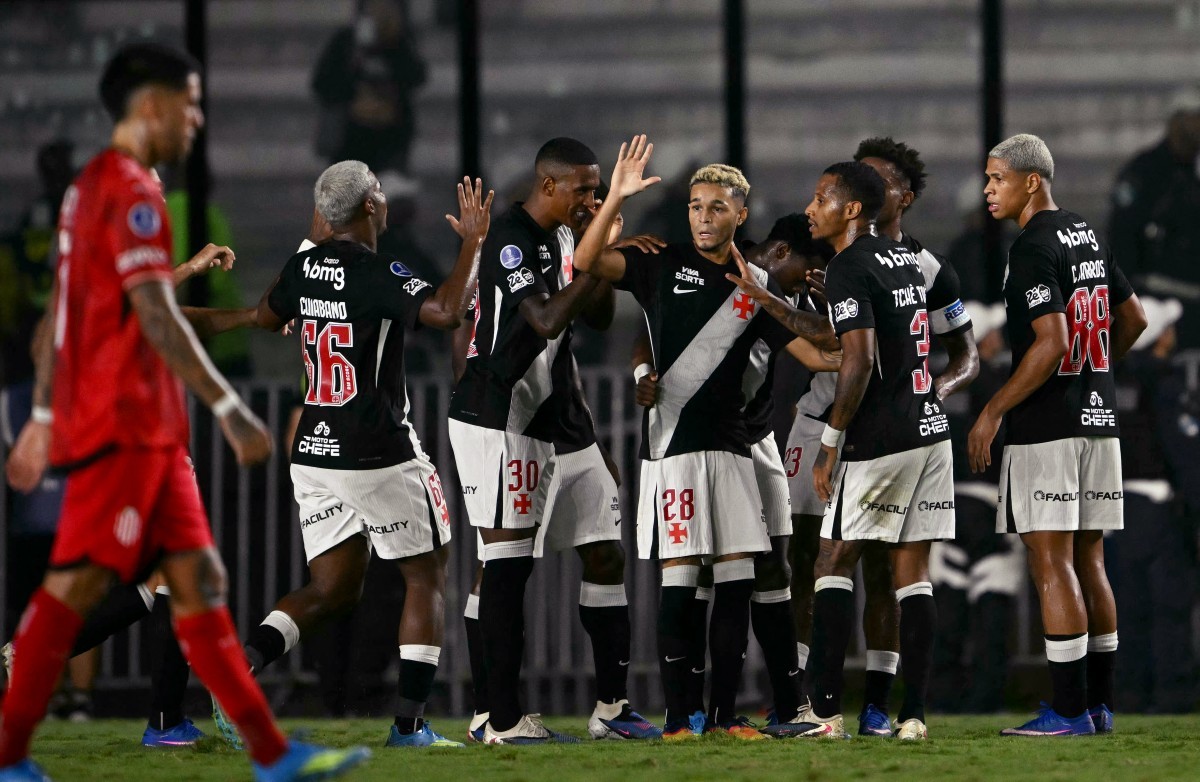 Jogador do Vasco com a bola em partida da Copa Sul-Americana