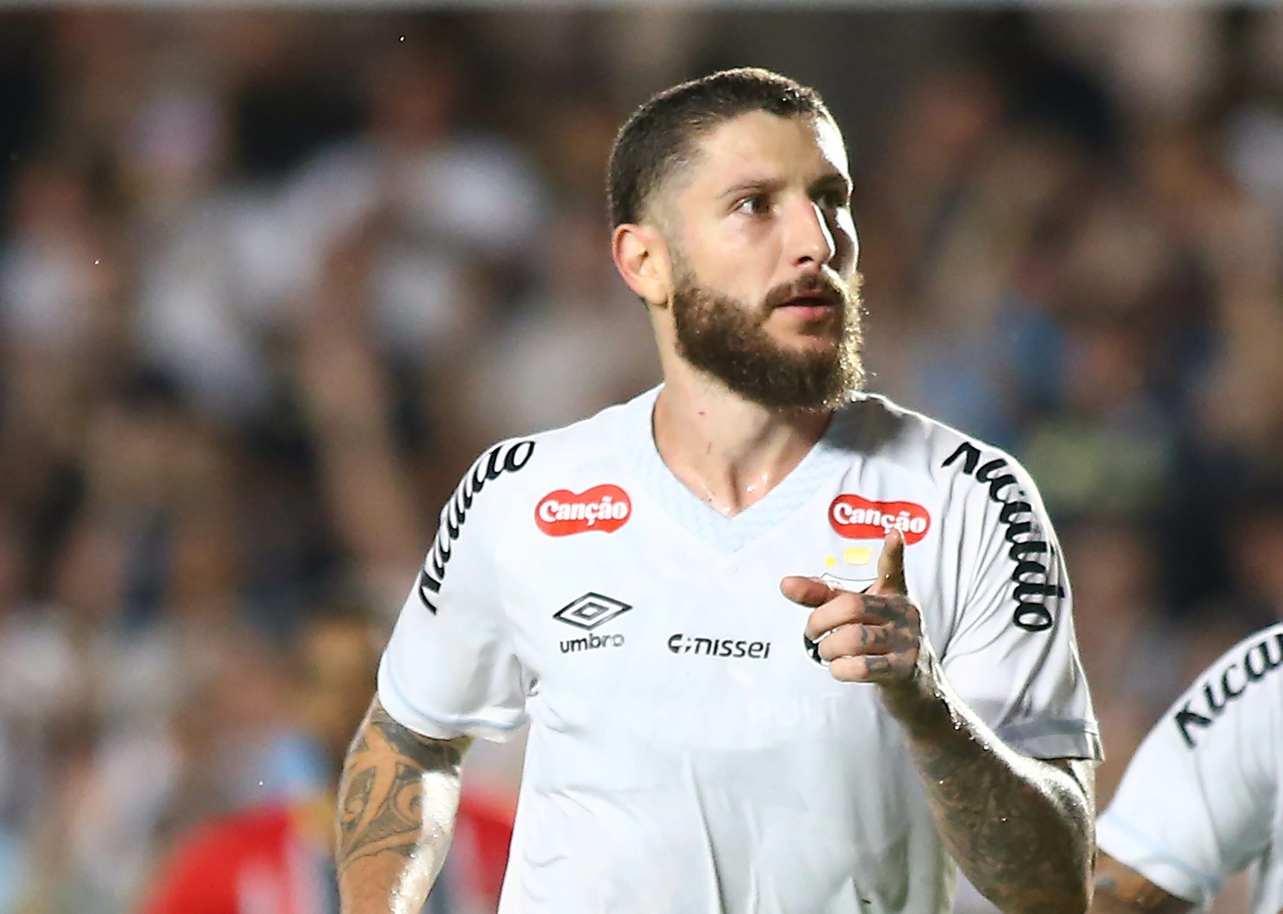 Santos FC players on the field, Santos FC coach Cuca giving instructions, Santos FC logo