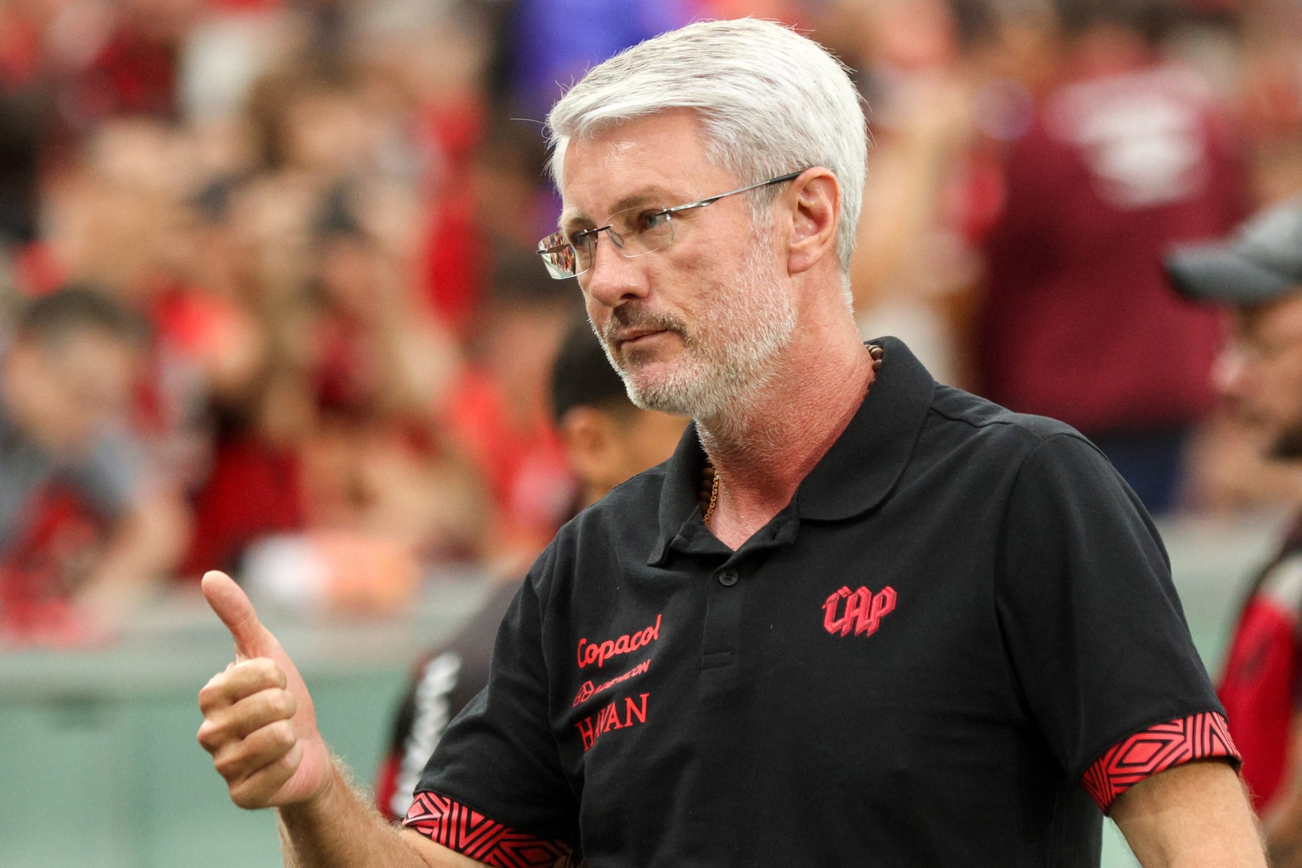 Odair Hellmann em coletiva de imprensa como técnico do Athletico Paranaense.
