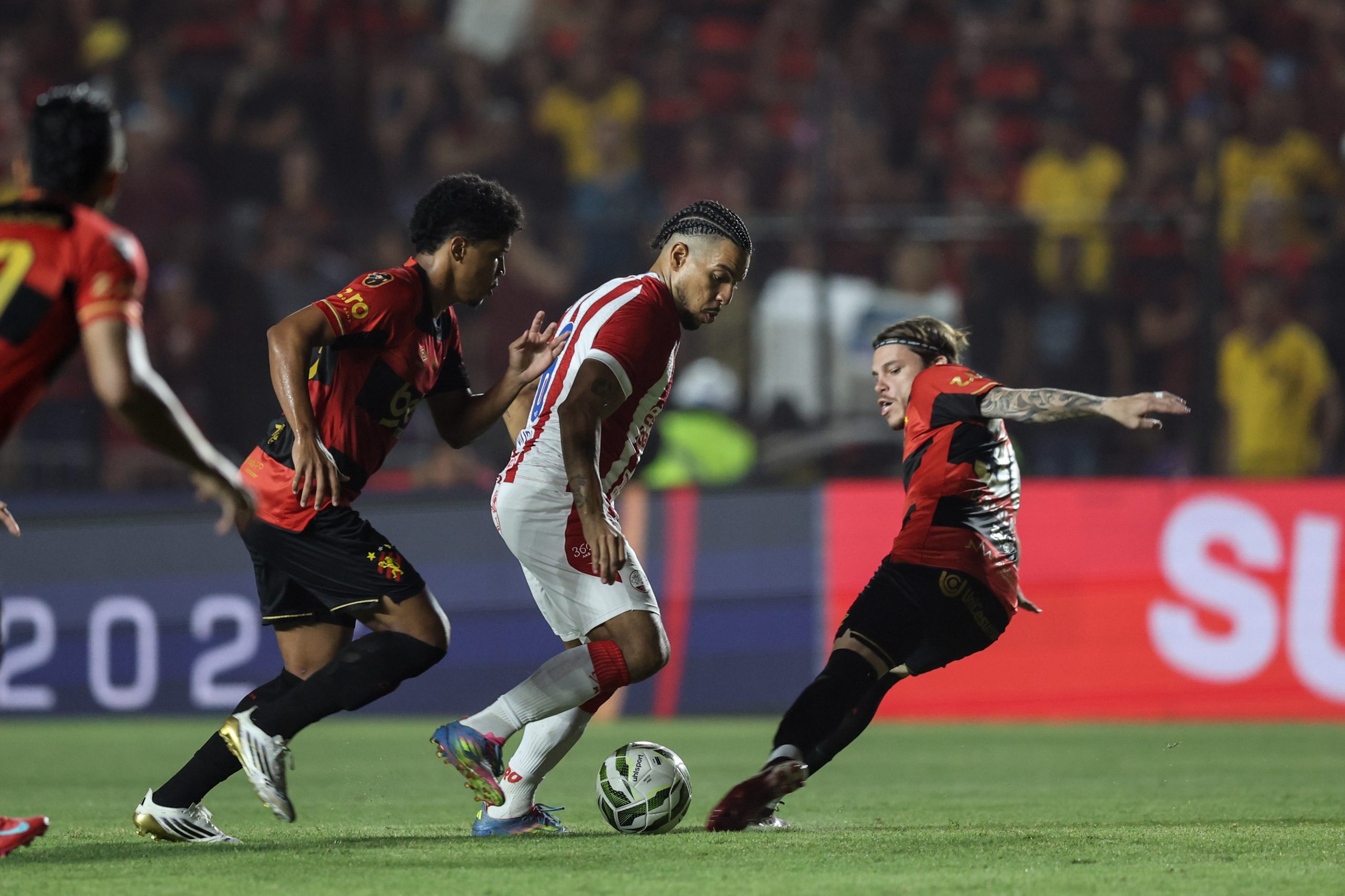 Jogadores de futebol do Sport e do Náutico em campo
