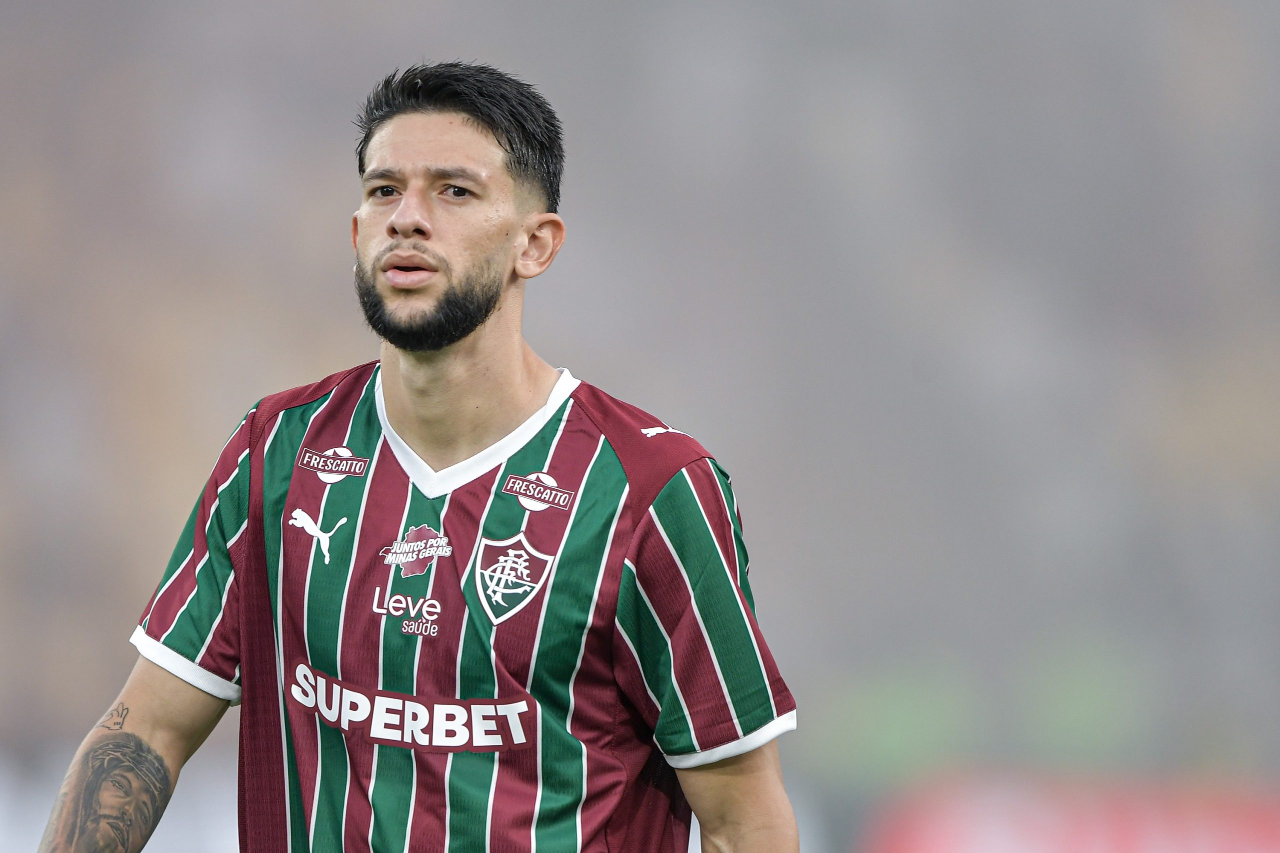Zagueiro Jemmes do Fluminense em ação em uma partida de futebol.