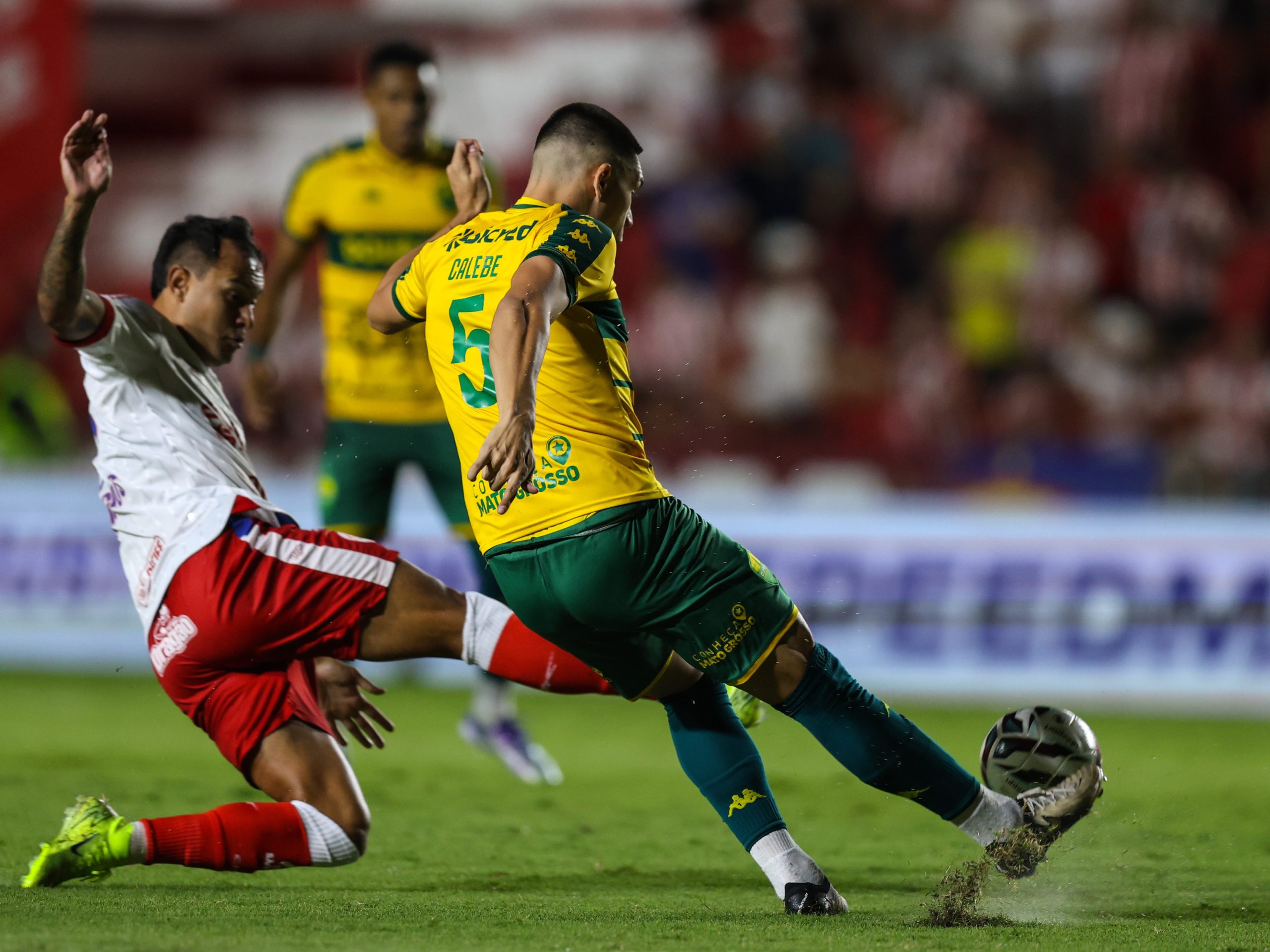 Jogador do Cuiabá em campo durante partida da Série B.