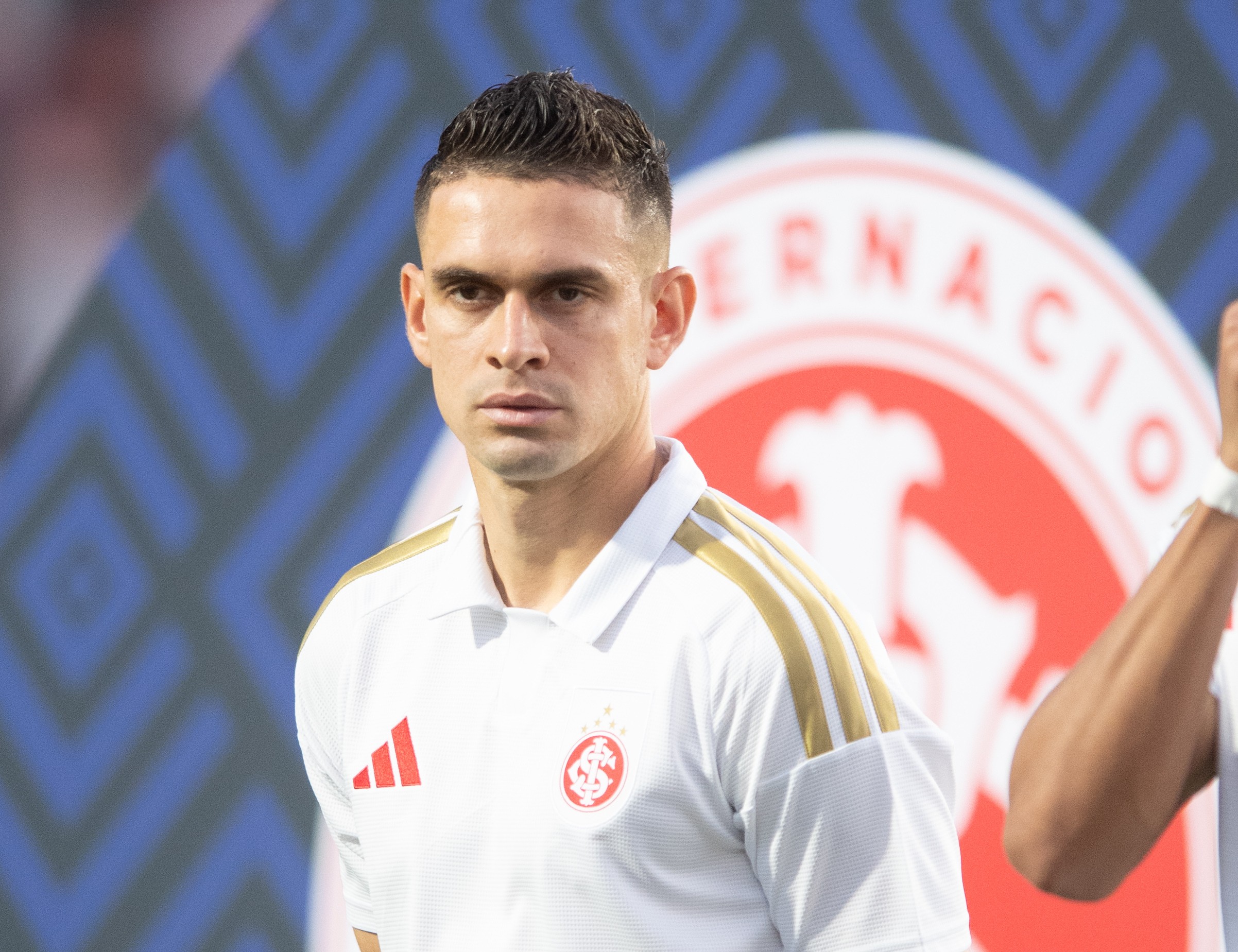 Jogador Alerrandro do Internacional em campo durante partida contra o Vitória.