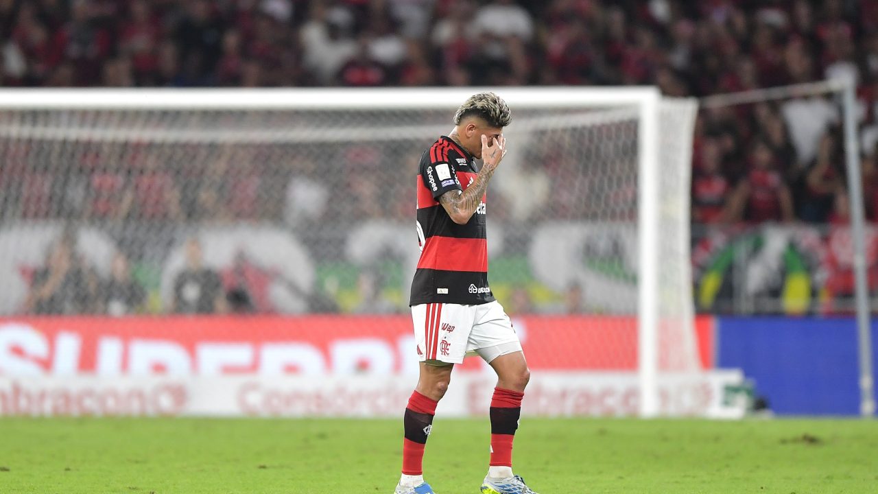 Carrascal pede desculpas a torcedores e companheiros após expulsão contra o Palmeiras