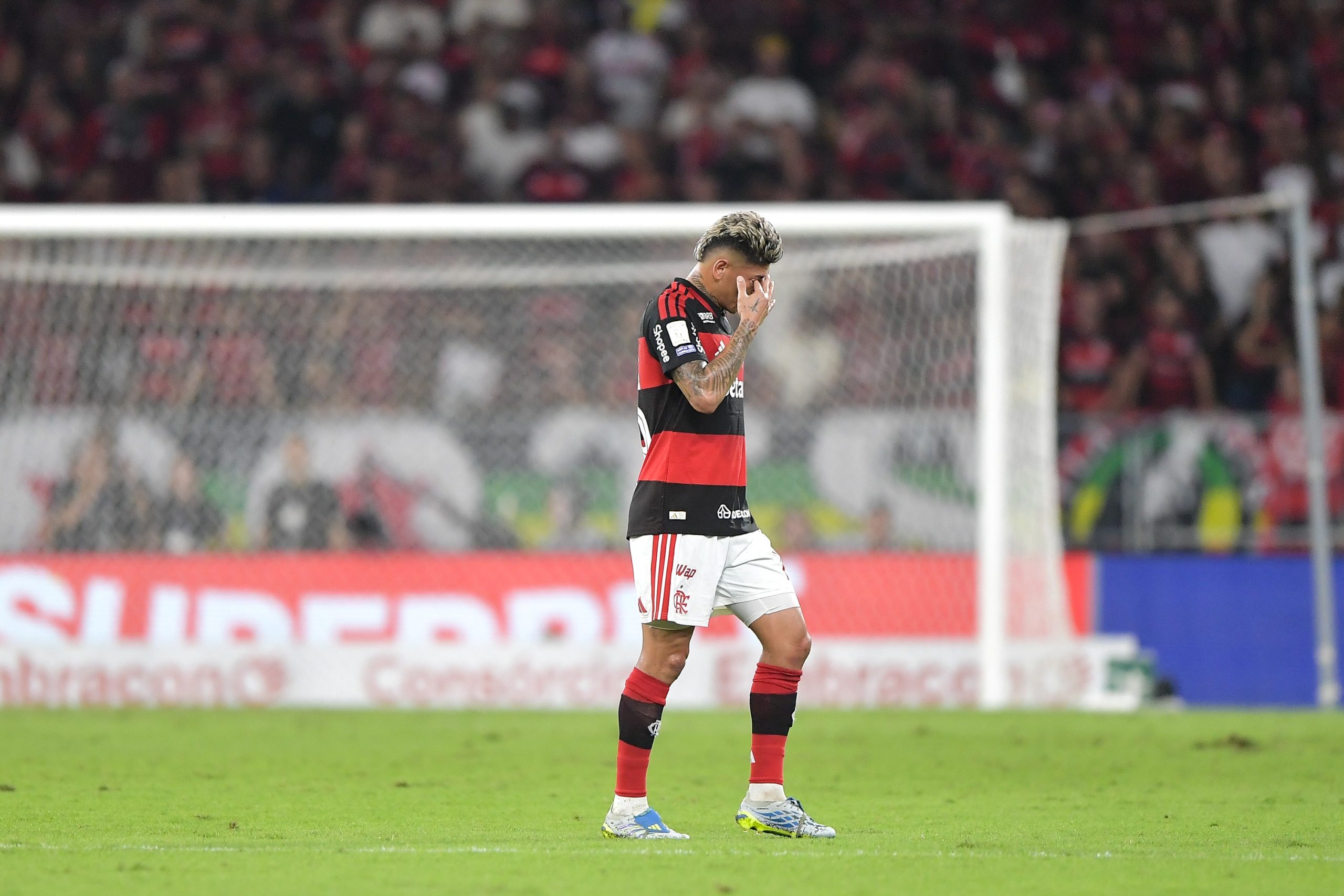 Jogador Carrascal do Flamengo deixa o campo após receber cartão vermelho.