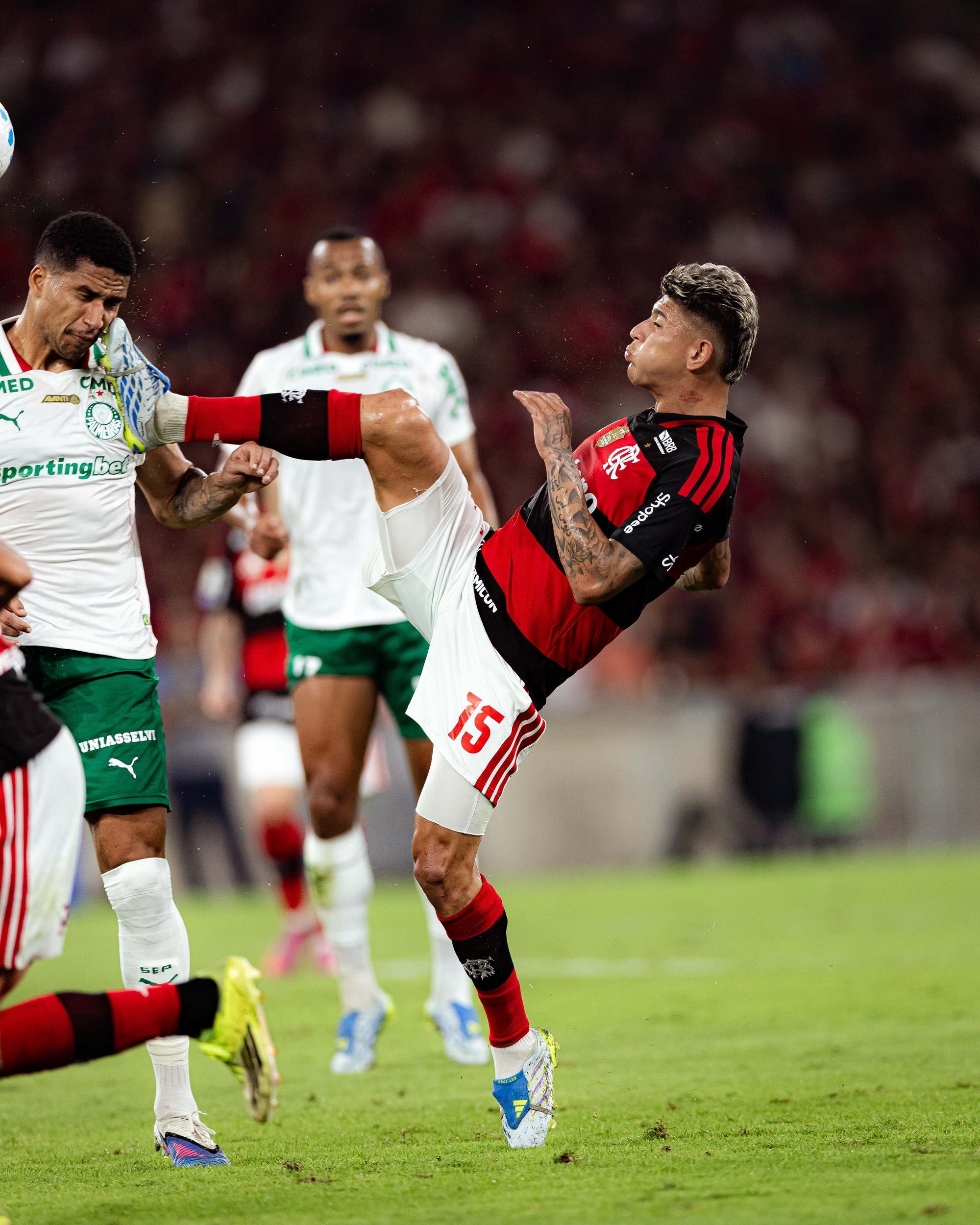 Jogadores do Flamengo em campo durante a partida contra o Palmeiras no Brasileirão 2026.