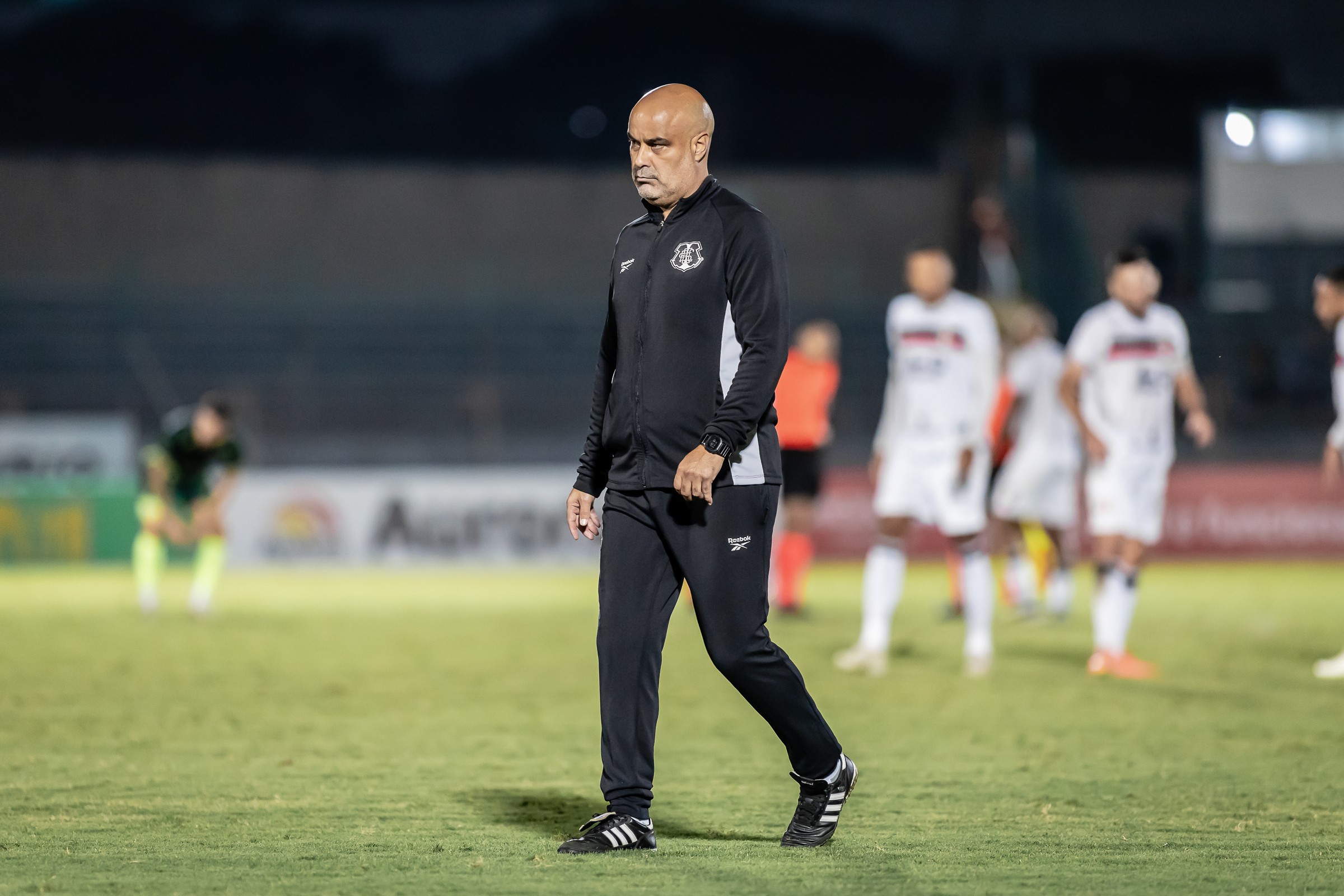 Técnico Cristian de Souza concedendo entrevista coletiva sobre o desempenho do Santa Cruz.