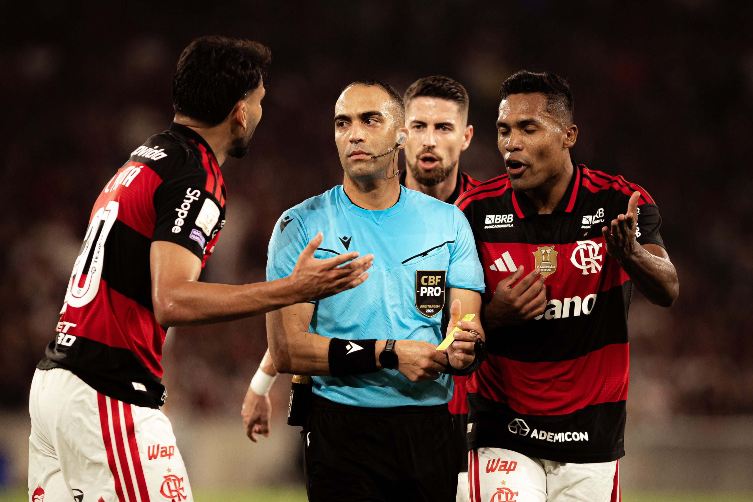 Jogadores do Flamengo em partida de futebol