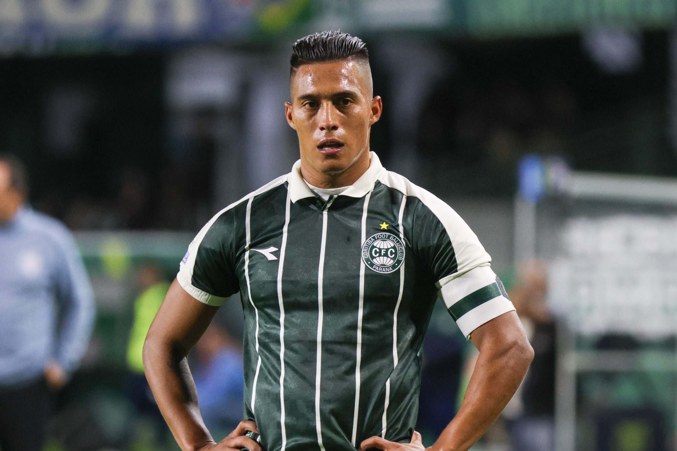 Sebastián Gómez, capitão do Coritiba, comemora um gol em partida pelo clube.