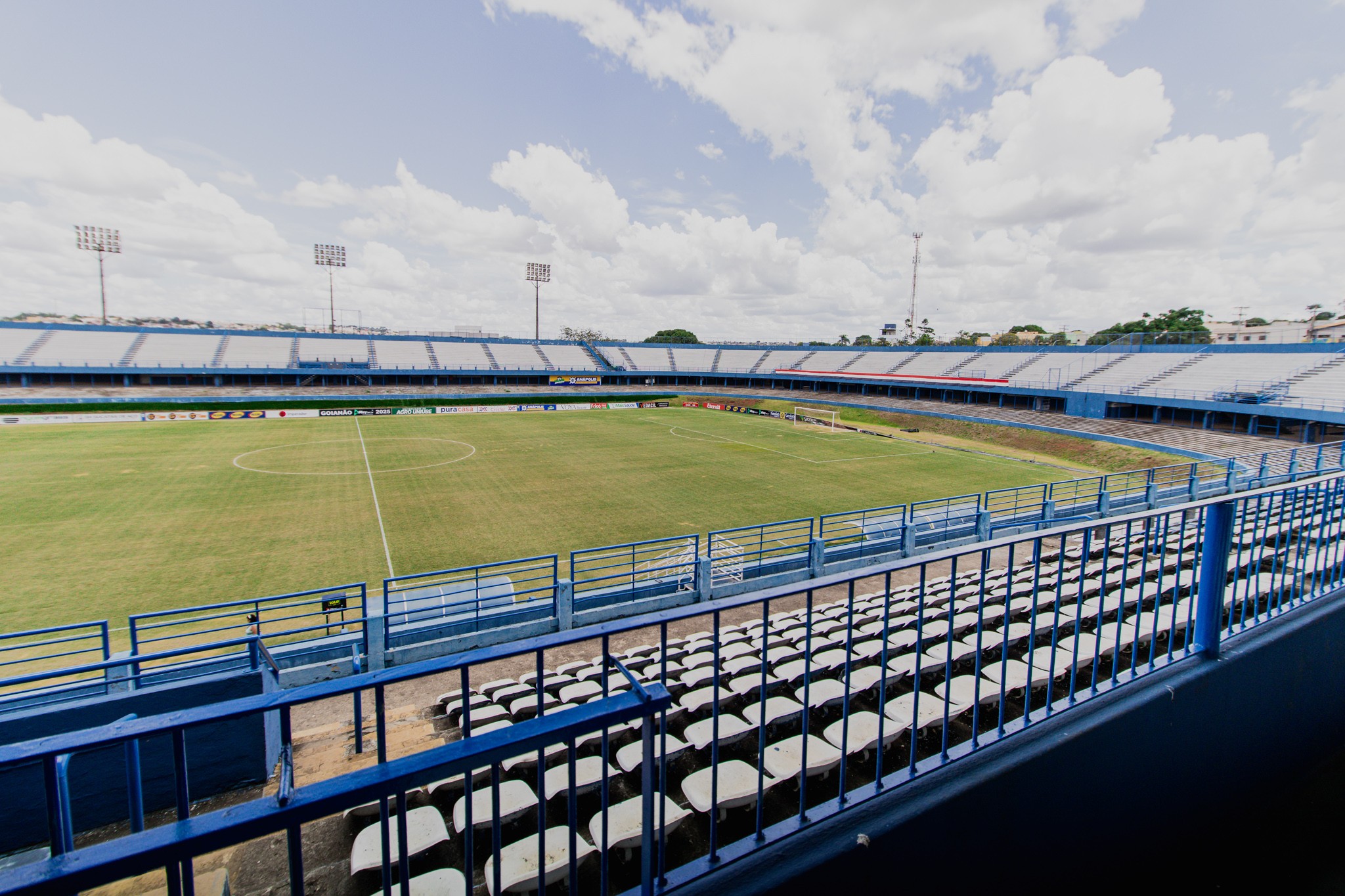 Jogadores de Anápolis e Rio Branco-ES em campo no estádio Jonas Duarte antes do jogo da Copa Centro-Oeste.