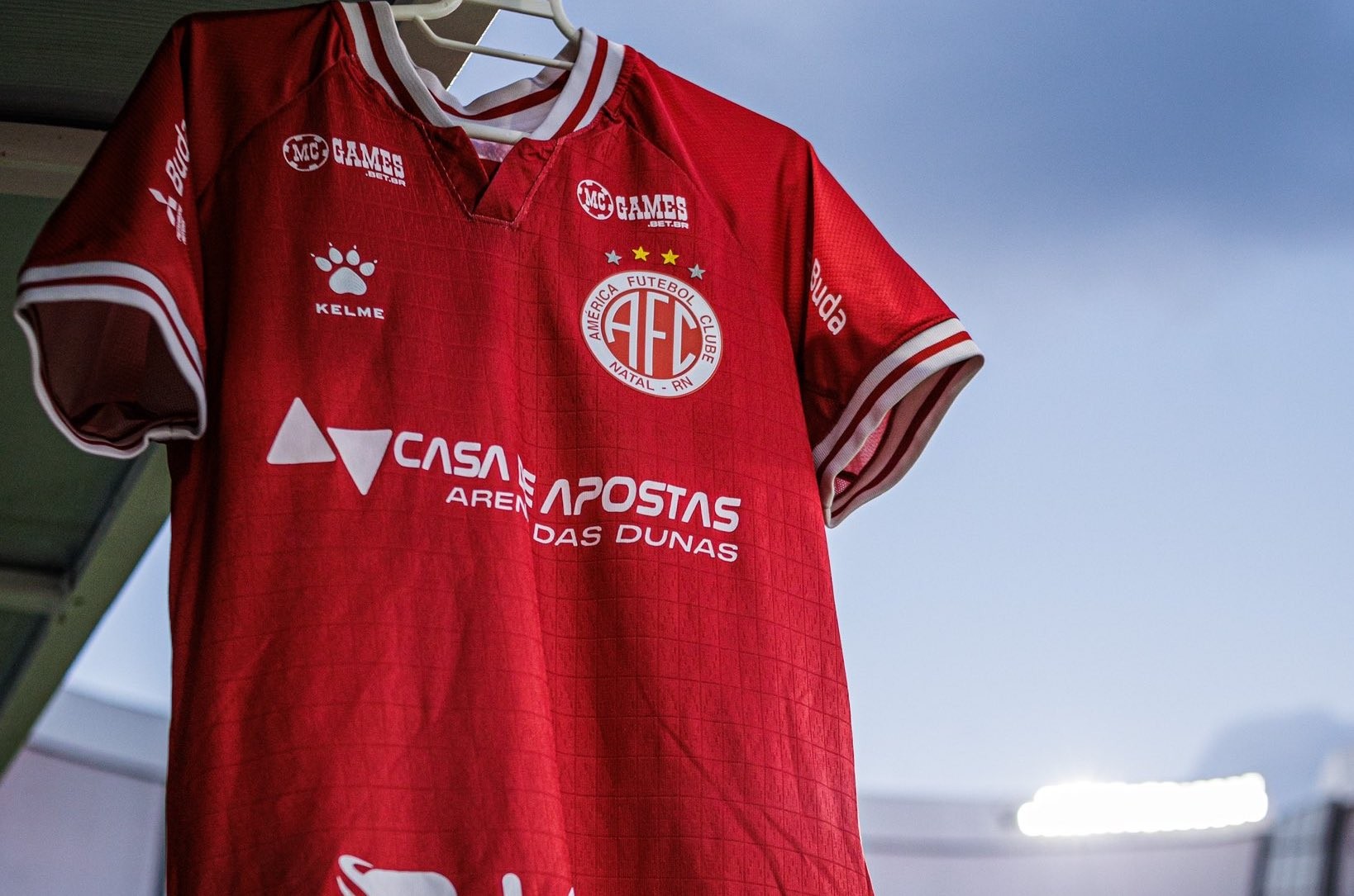 Jogadores do América-RN em campo na Arena das Dunas em partida da Série D.