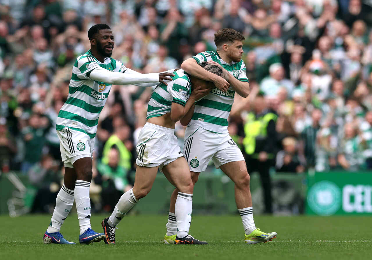 Daizen Maeda, do Celtic, comemora o segundo gol de sua equipe com os companheiros Callum McGregor e Kelechi Iheanacho durante a partida contra o Heart of Midlothian no Celtic Park.