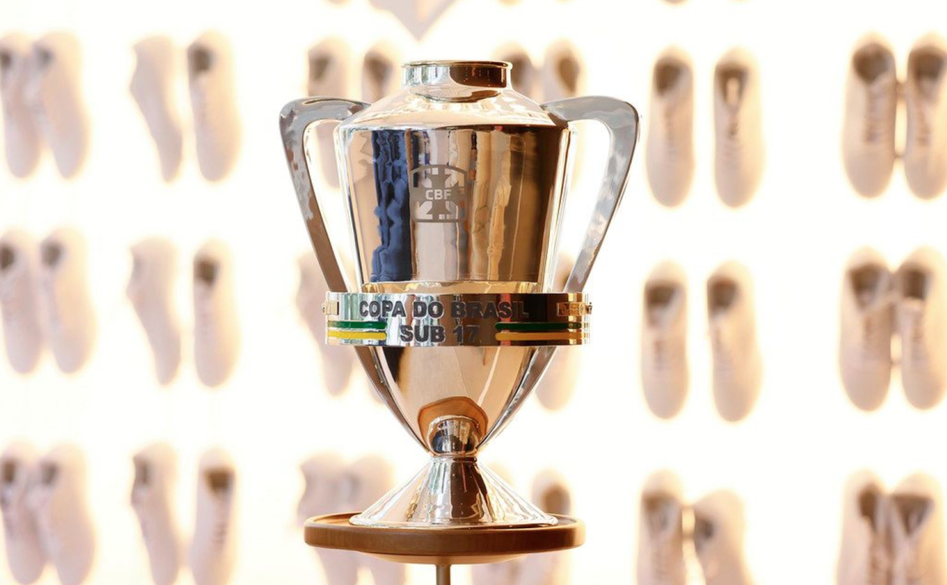 Troféu da Copa do Brasil Sub-17 em destaque.