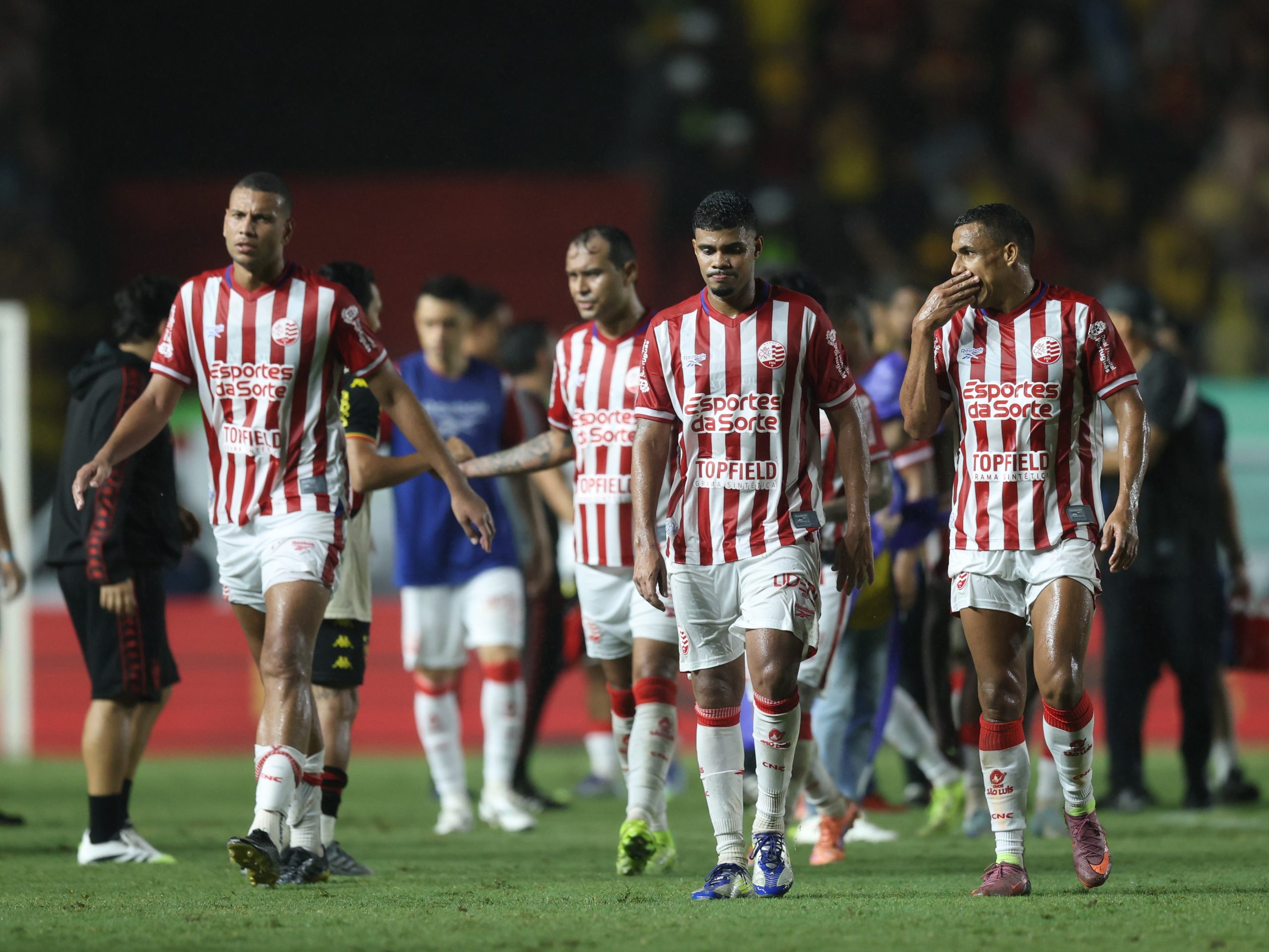Jogador do Náutico em ação durante o clássico contra o Sport.