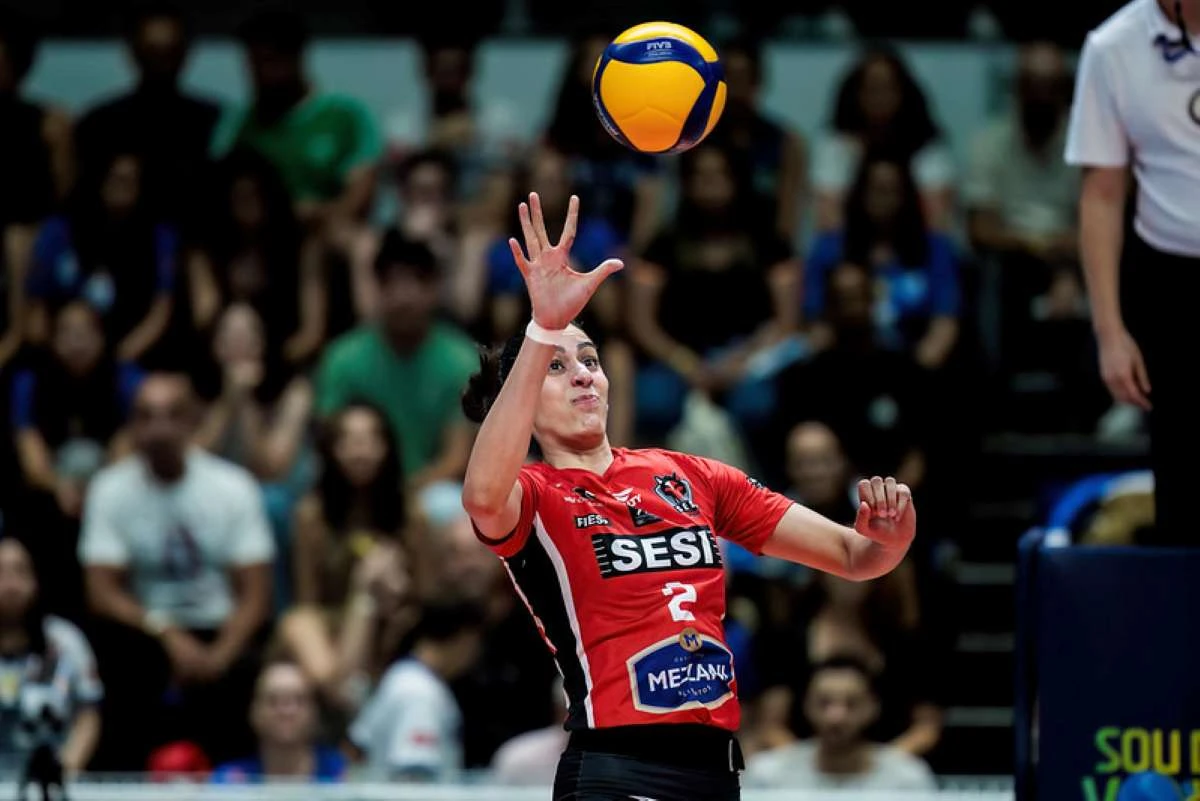 Diana, jogadora de vôlei, com a camisa do Sesi Bauru