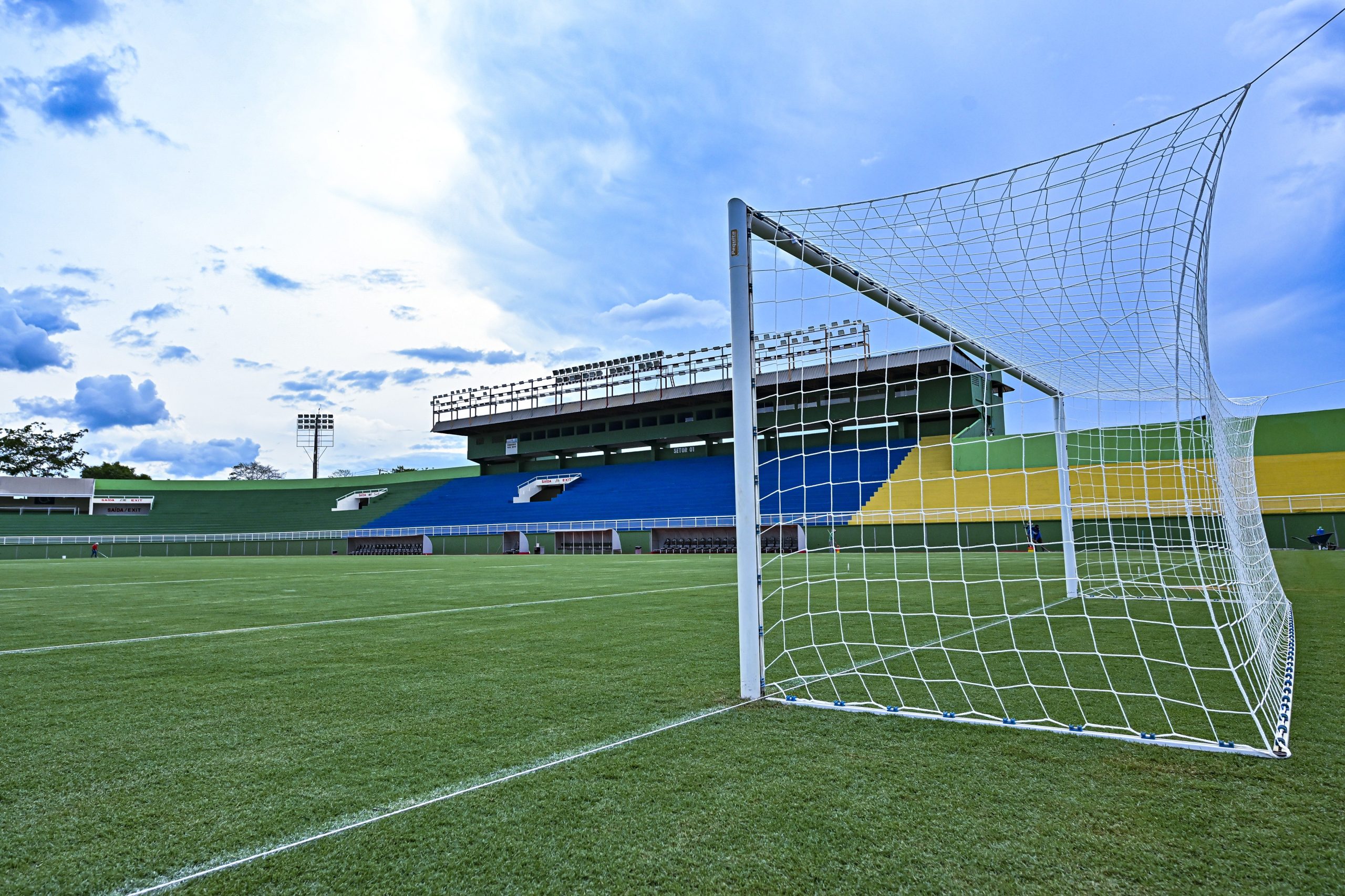 Jogadores de Galvez e Humaitá em campo no Estádio Tonicão, em Rio Branco, durante partida da Série D.