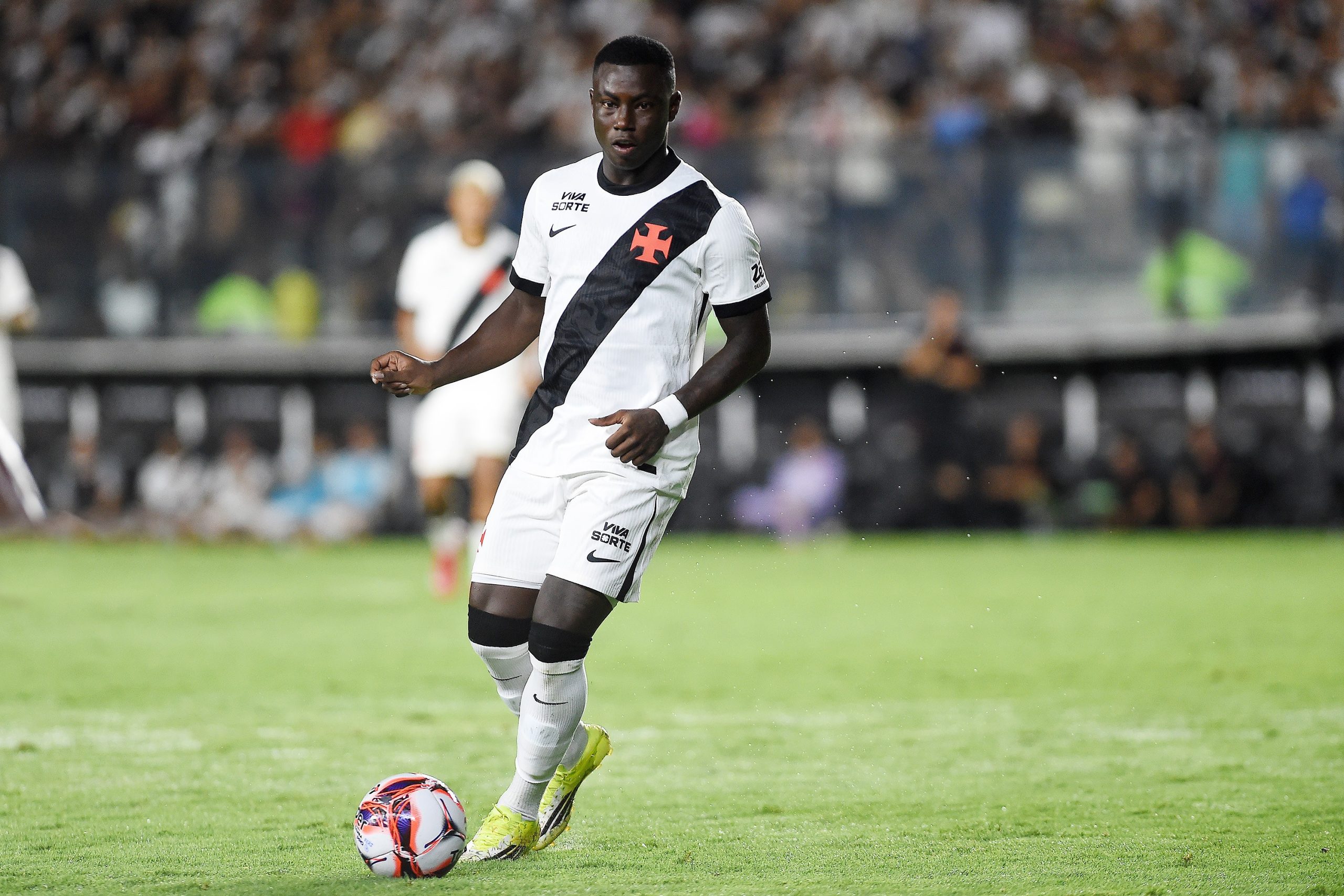 Jogadores do Vasco em ação em partida de futebol