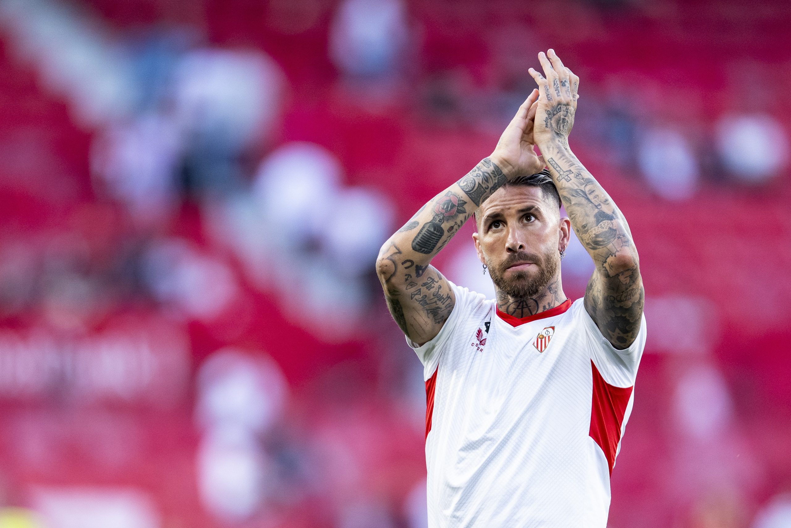 Sergio Ramos, zagueiro espanhol, comemorando um gol em partida pelo Sevilla.