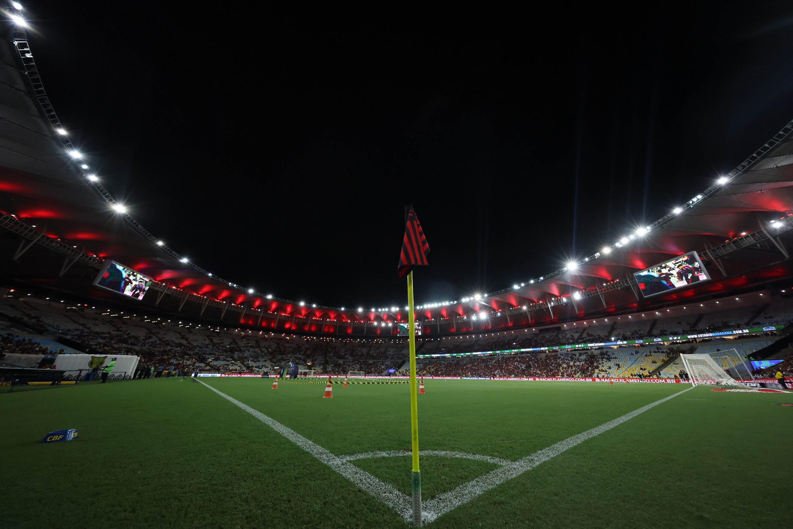 Jogadores do Flamengo e Estudiantes em campo no Maracanã em jogo da Libertadores.