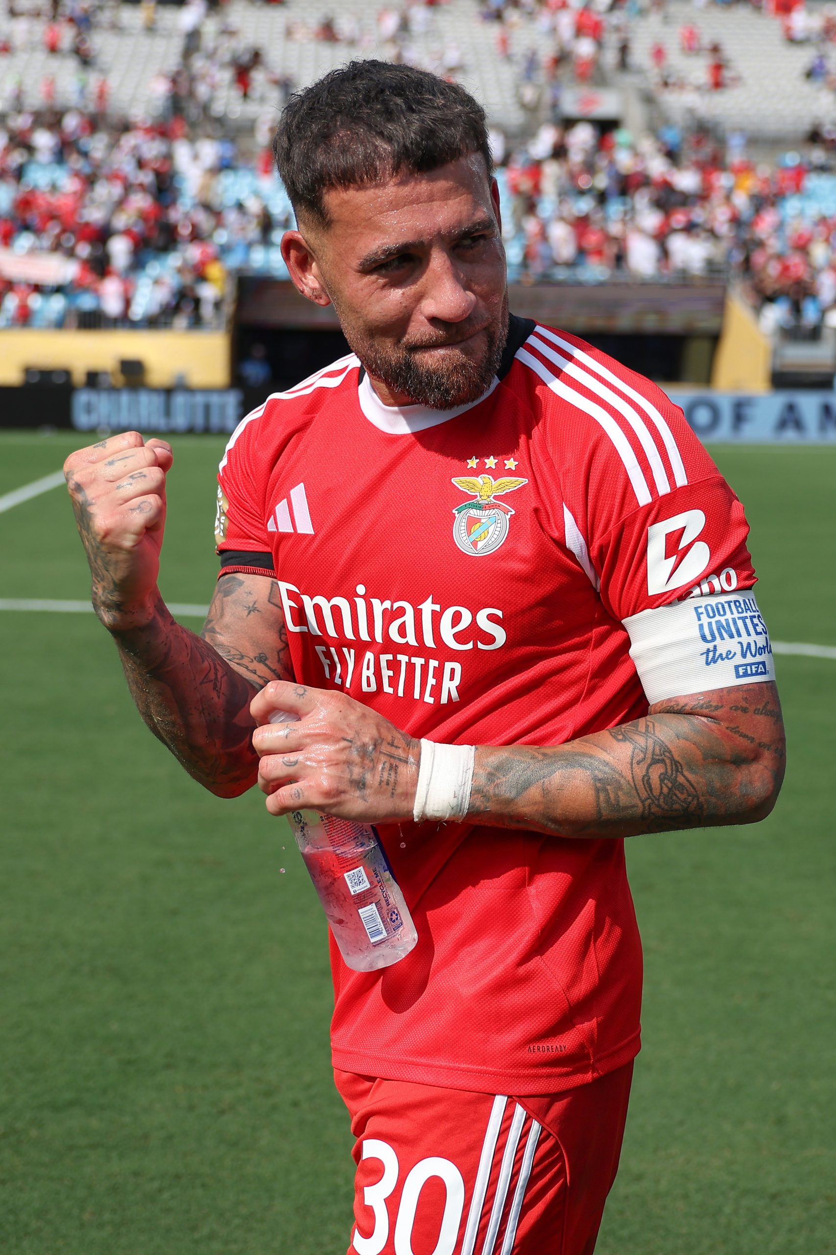 Zagueiro Nicolás Otamendi em campo com a camisa do Benfica.