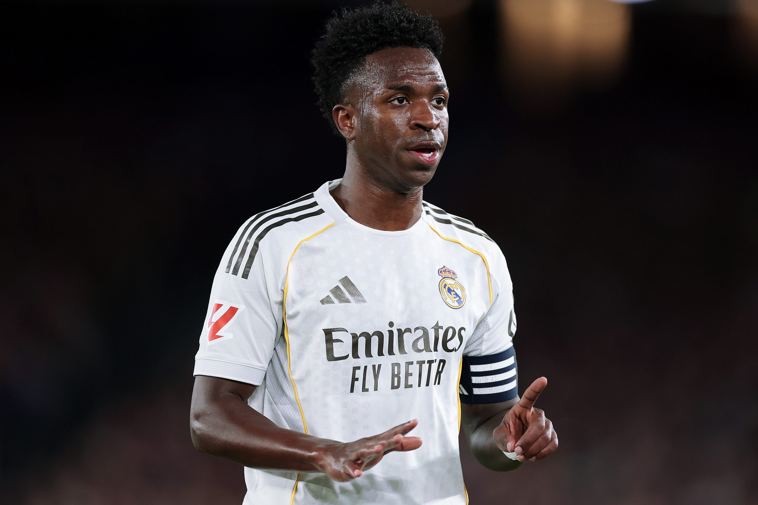 Vinícius Júnior, jogador do Real Madrid, em ação durante uma partida.