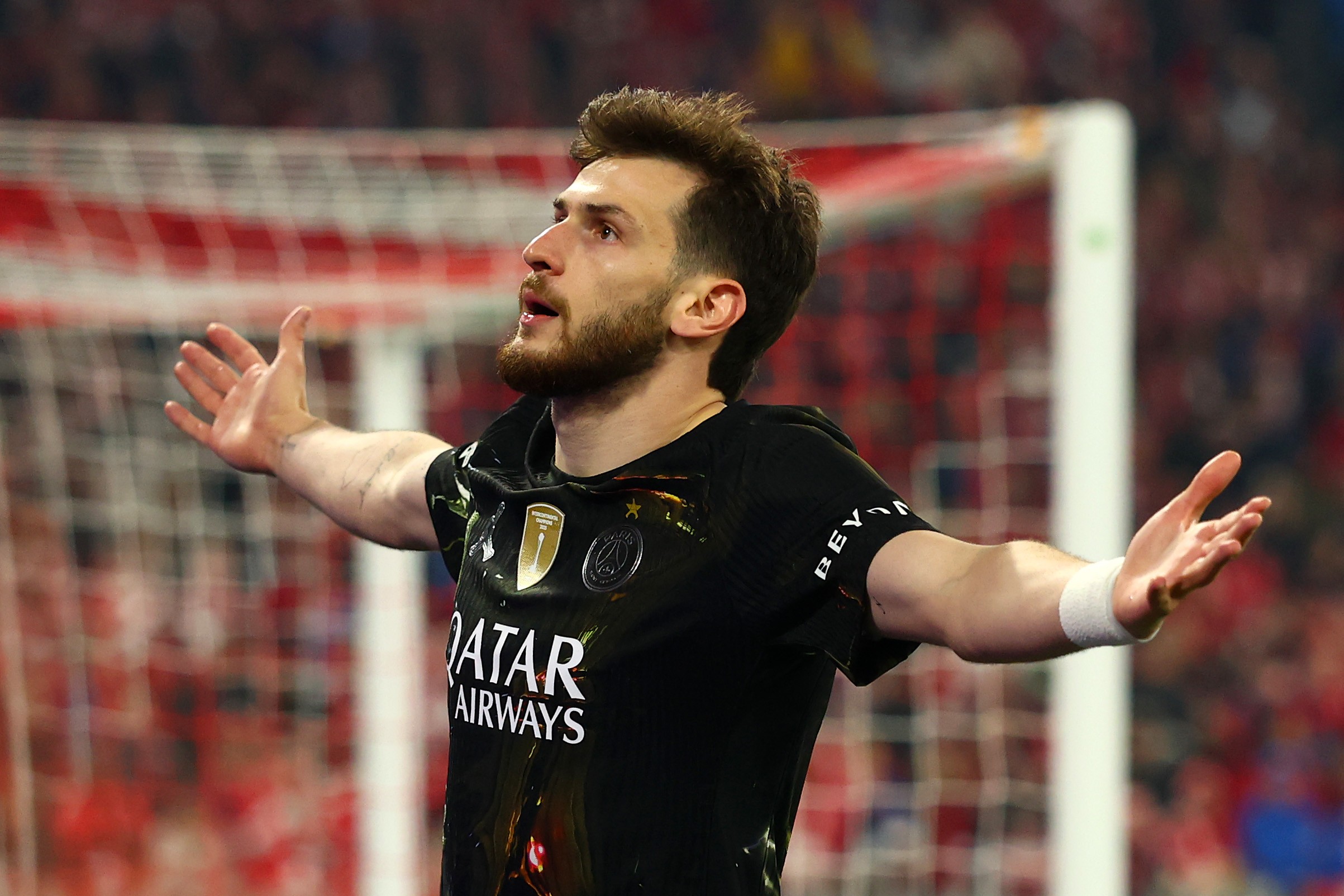 Khvicha Kvaratskhelia, atacante do Paris Saint-Germain, comemorando um gol