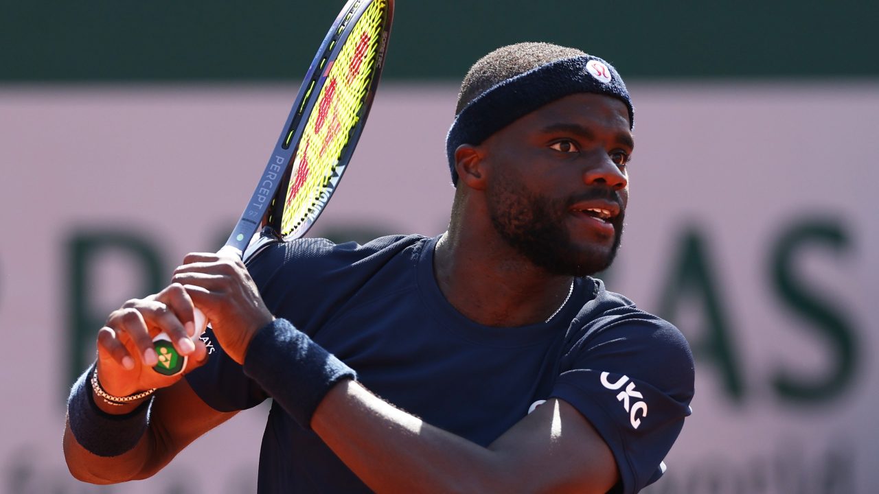 Tenista Frances Tiafoe tem raquete furtada em Roland Garros e oferece recompensa