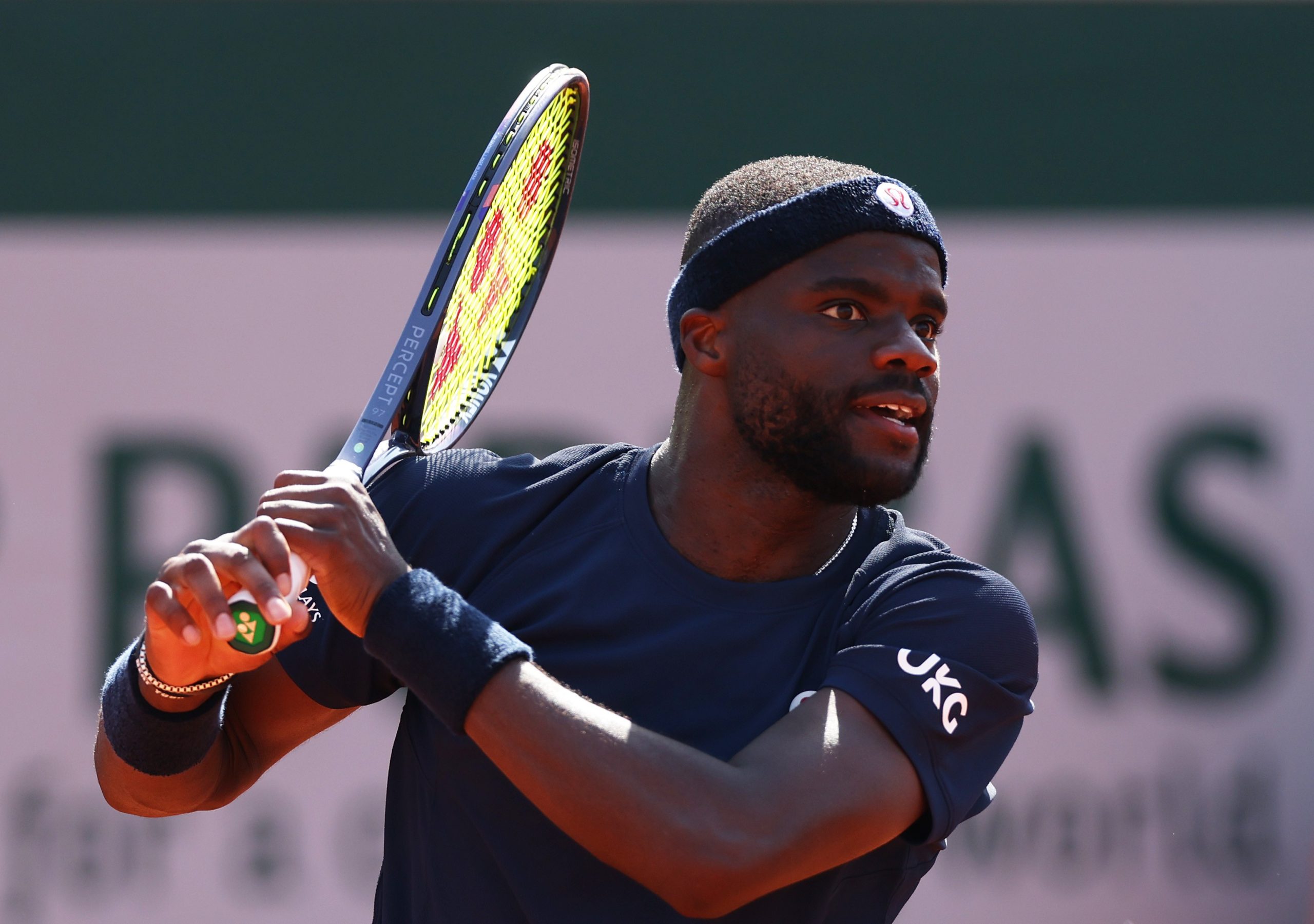 Frances Tiafoe em quadra de tênis em Roland Garros