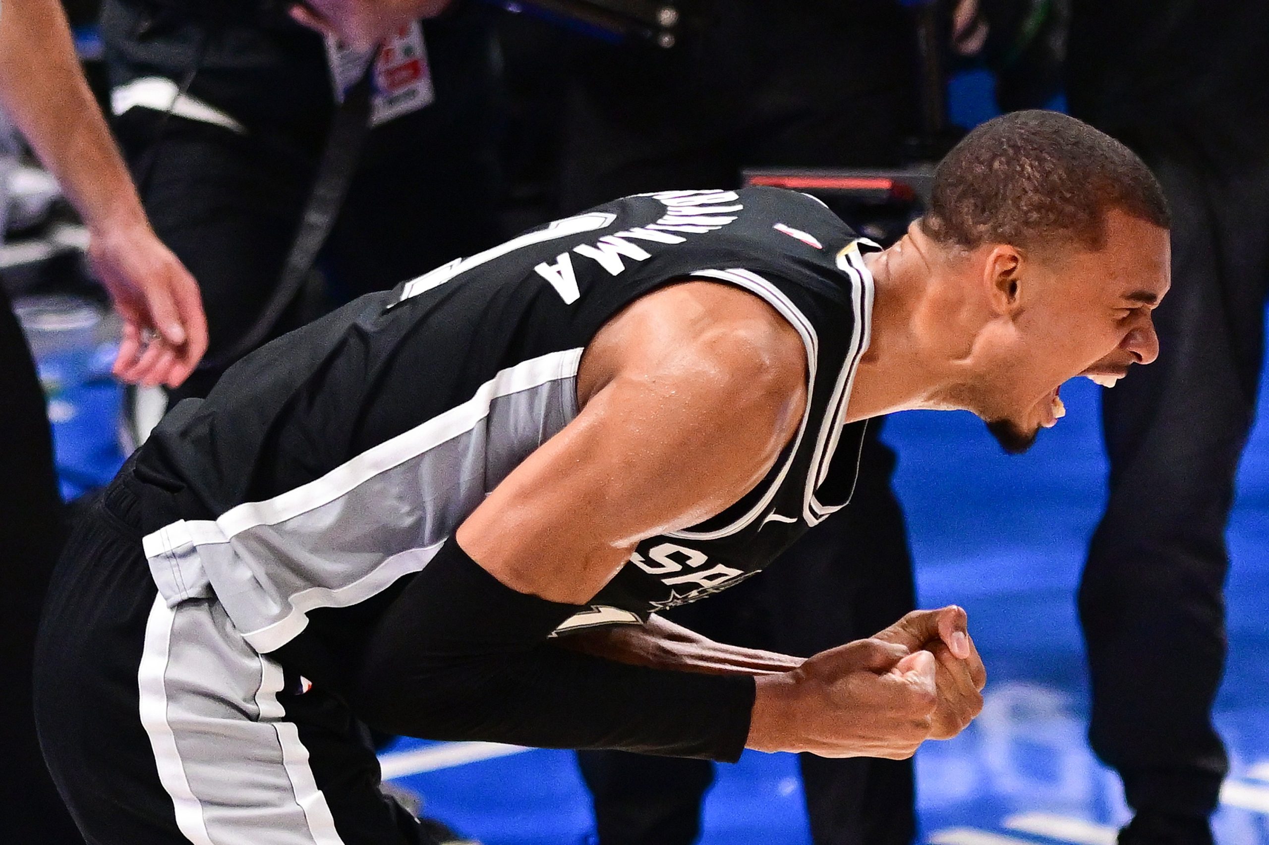 Jogadores do San Antonio Spurs comemoram a vitória no Jogo 7 da final da Conferência Oeste