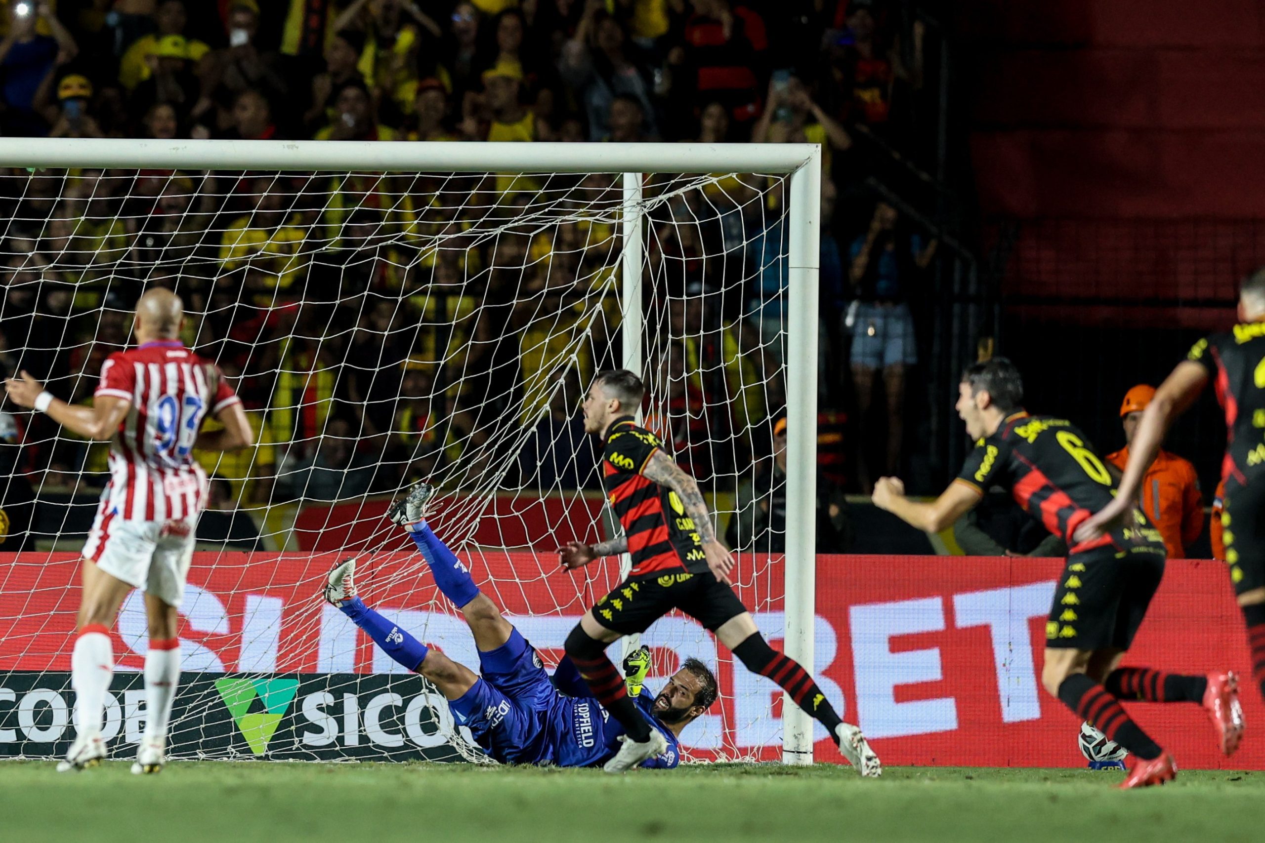 Jogadores do Sport comemoram gol contra o Náutico