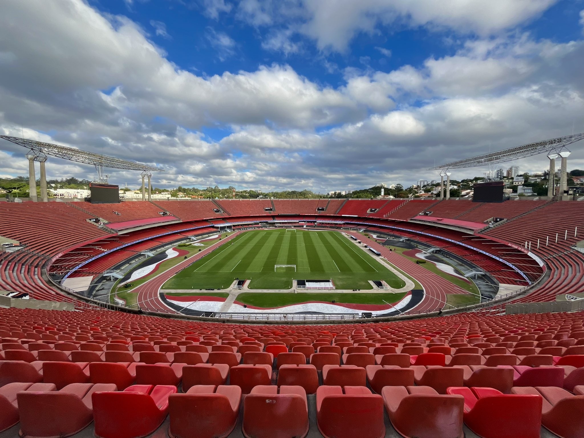 Jogadores do São Paulo em campo no Estádio do Morumbis durante partida da Copa Sul-Americana.