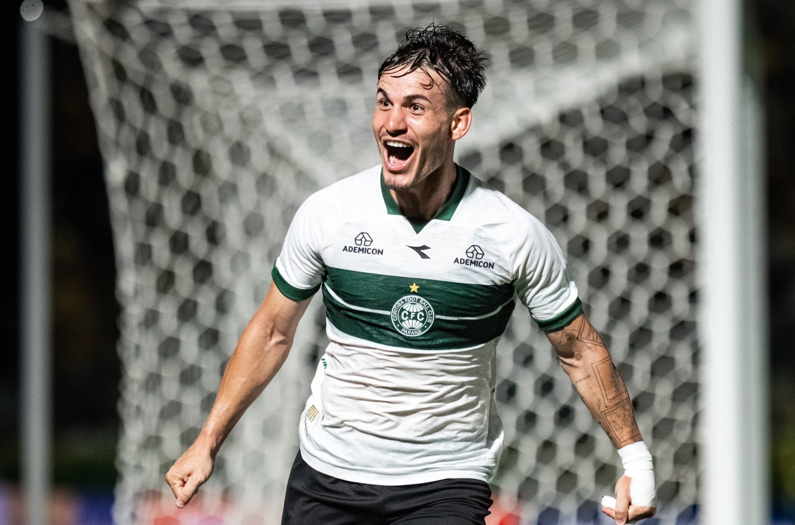Atacante Joaquín Lavega do Coritiba comemora um gol em partida pelo Campeonato Brasileiro