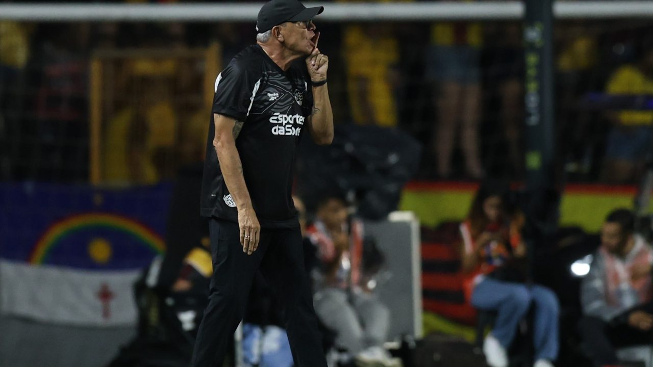 Hélio dos Anjos critica atuação do Náutico após derrota para o Sport: “Não merecemos aplausos