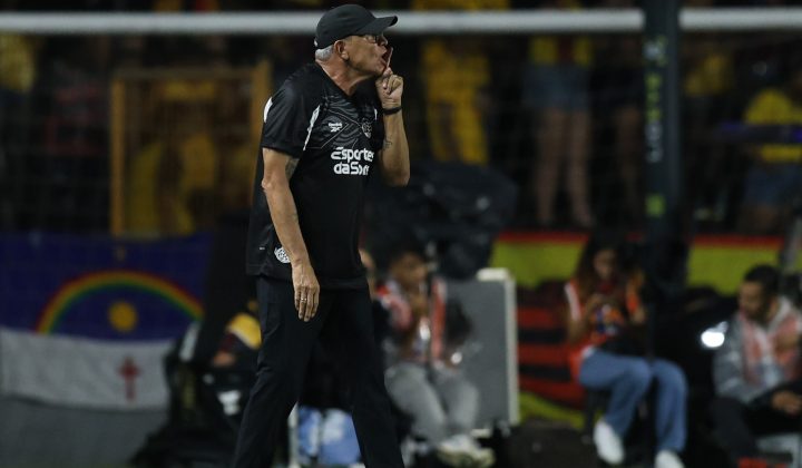 Hélio dos Anjos critica atuação do Náutico após derrota para o Sport: “Não merecemos aplausos