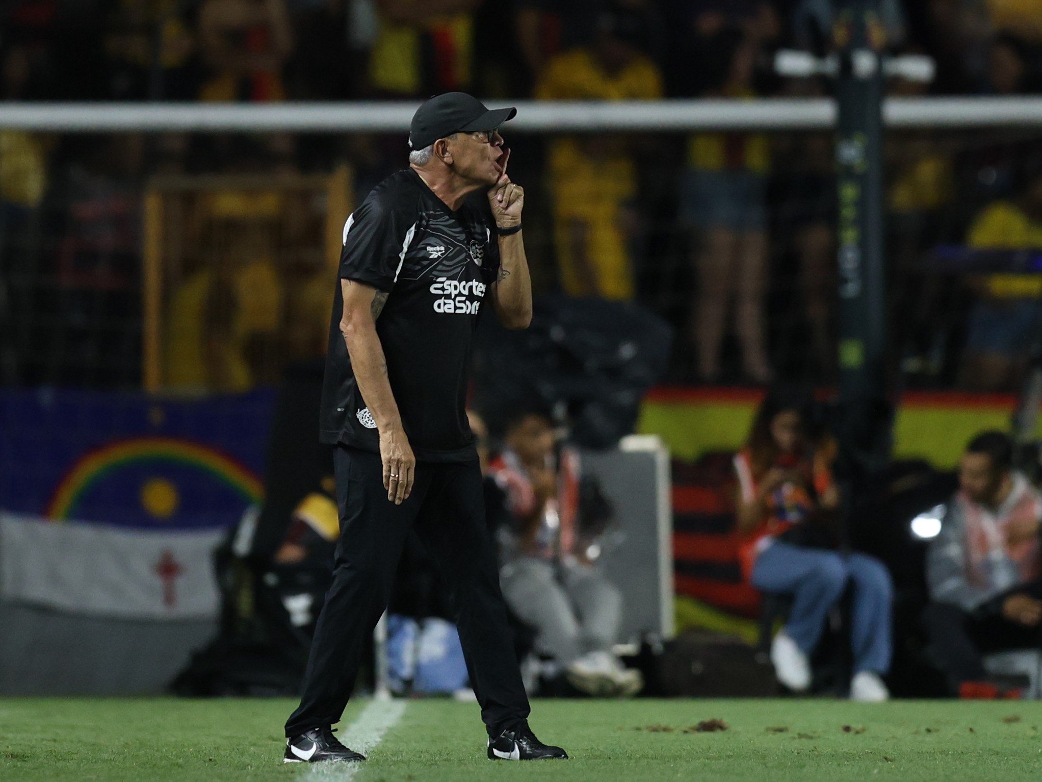 Técnico Hélio dos Anjos do Náutico em uma coletiva de imprensa.