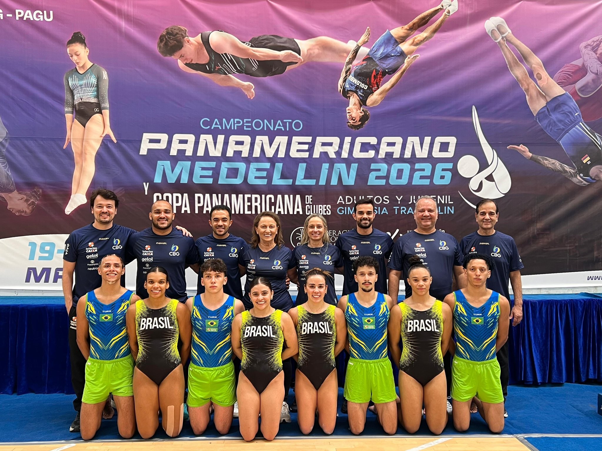 Atletas brasileiros de ginástica de trampolim em competição no Campeonato Pan-Americano de Medellín.
