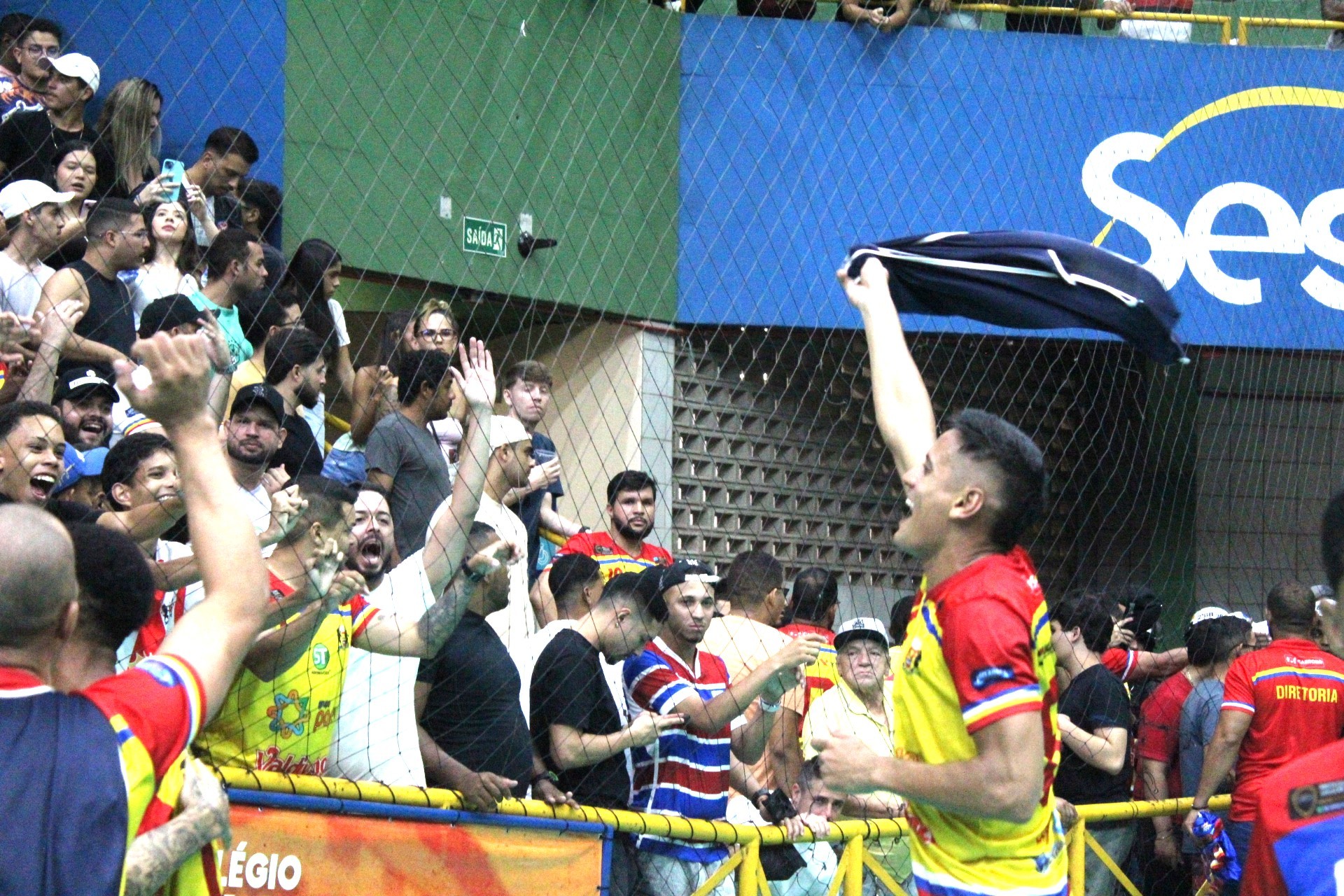 Jogadores do time de futsal de Cabrobó celebrando após um gol crucial que garantiu a vitória sobre Casa Nova na semifinal da Copa TV Grande Rio de Futsal.