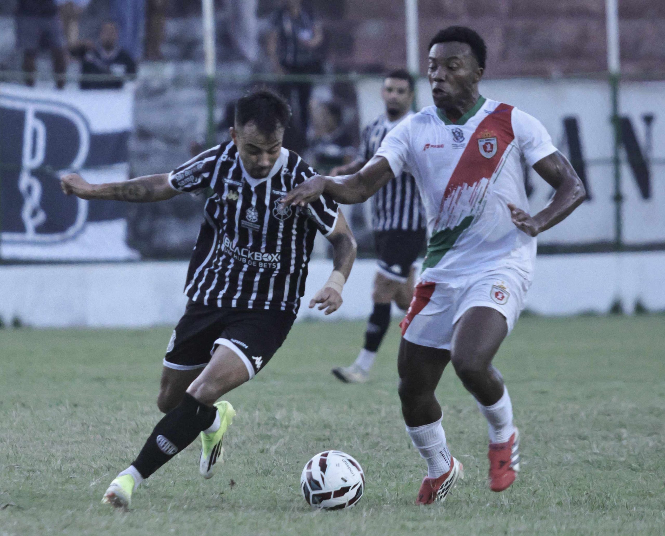 Jogadores de Real Noroeste e Rio Branco-ES disputam bola durante partida da Série D do Campeonato Brasileiro 2026