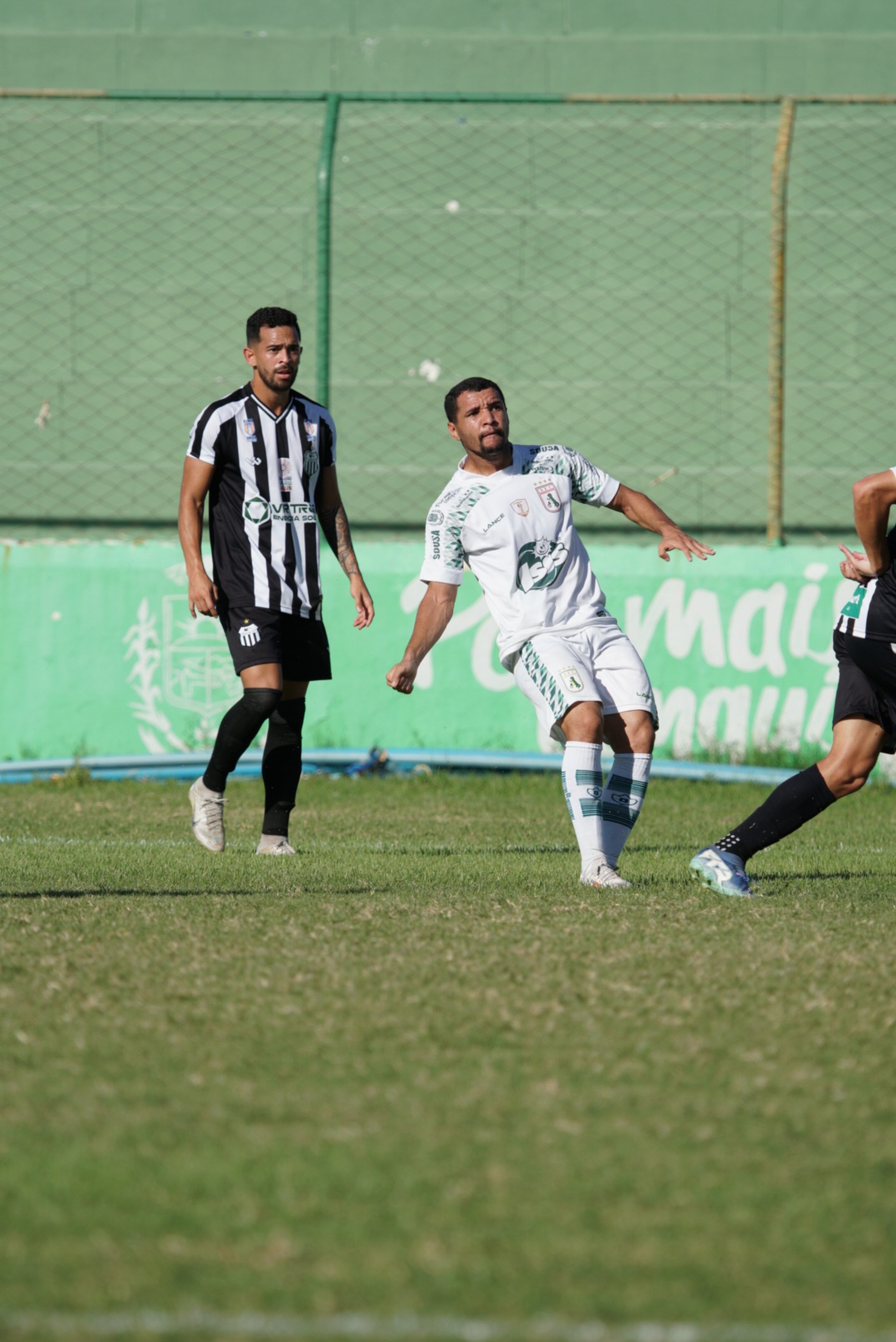 Jogador do Sousa em campo durante partida de futebol