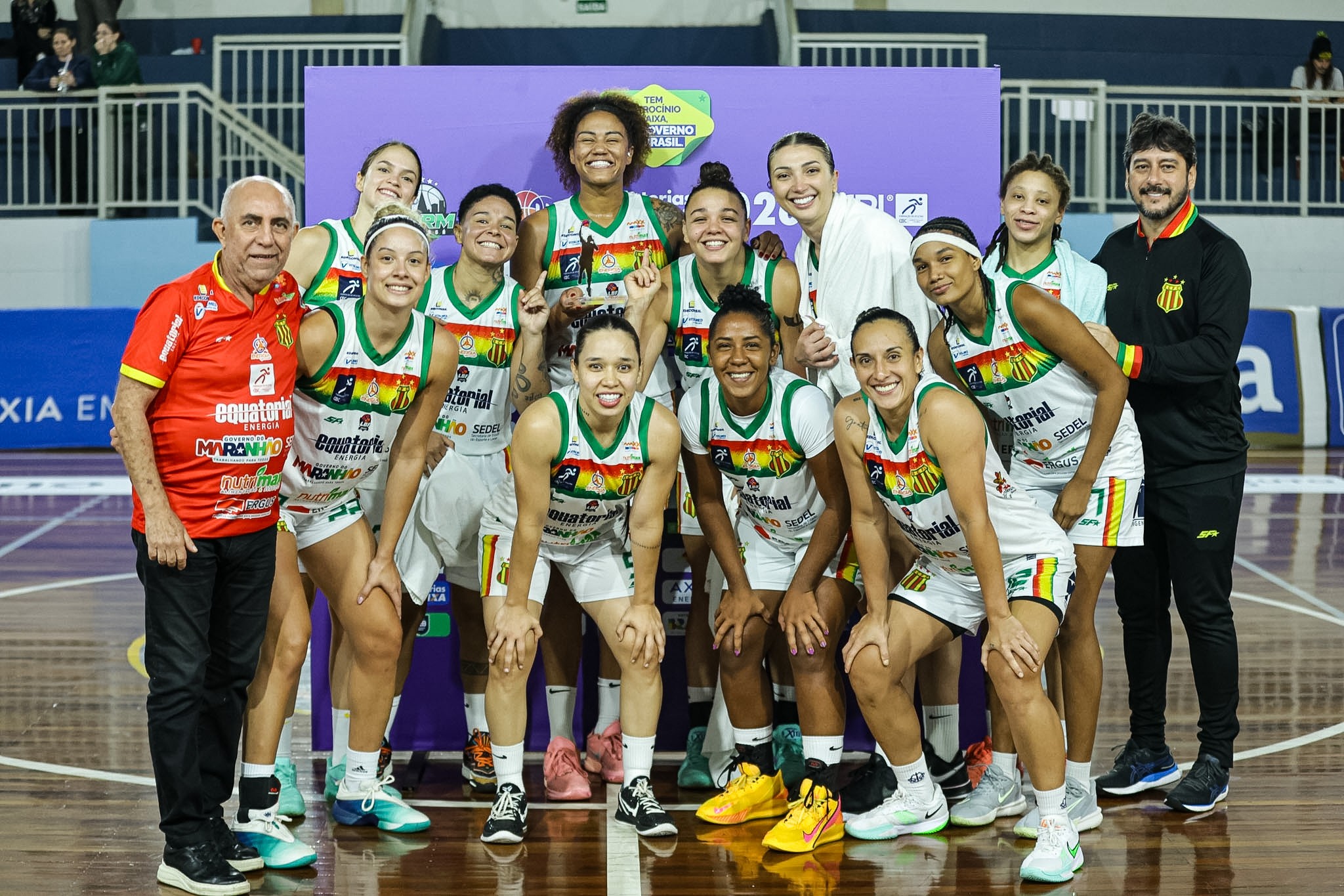 Jogadoras do Sampaio Basquete comemorando a vitória sobre o Maringá durante partida da LBF.