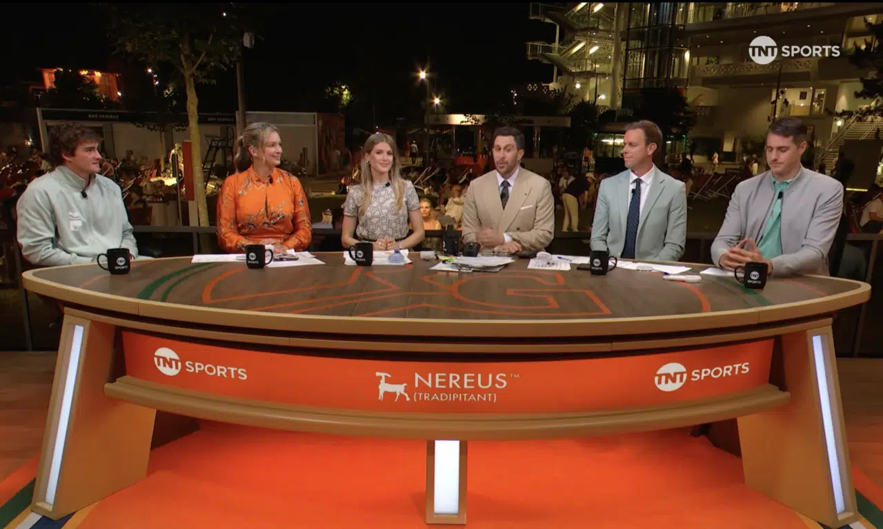 João Fonseca comemora ponto durante partida em Roland Garros.