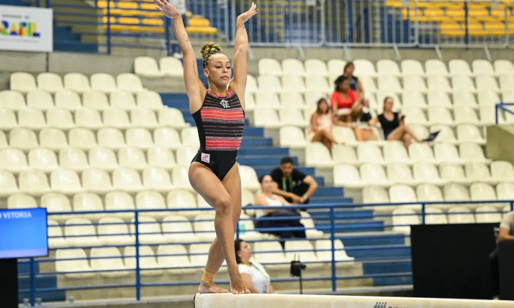 Medalhista olímpica brasileira sofre queda e é levada ao hospital na Copa do Mundo de Ginástica Artística