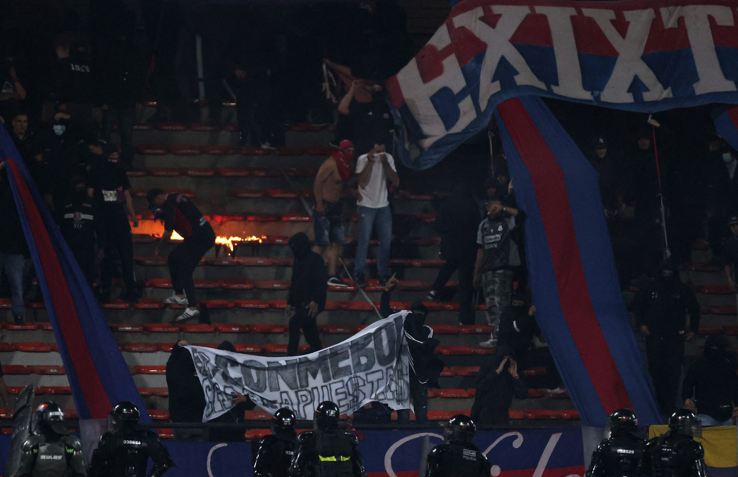 Estádio vazio do Independiente Medellín, com cadeiras vazias.