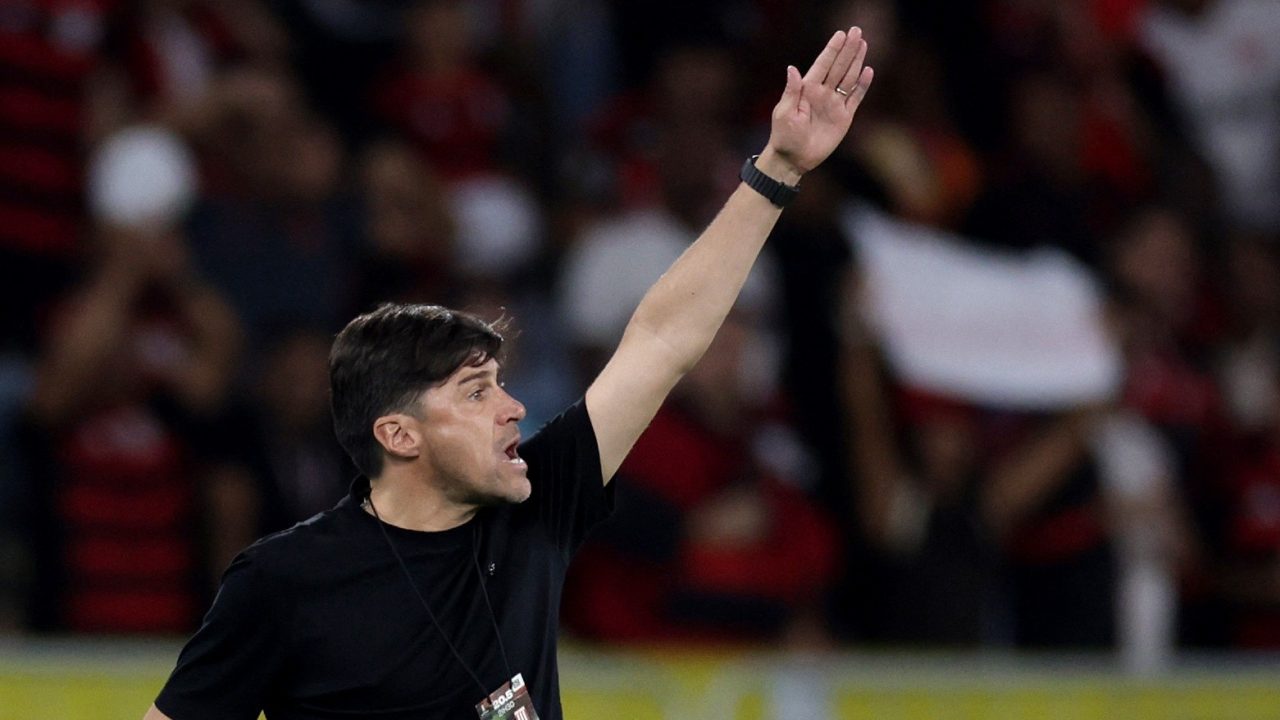 Técnico do Estudiantes elogia Flamengo e critica arbitragem após derrota na Libertadores