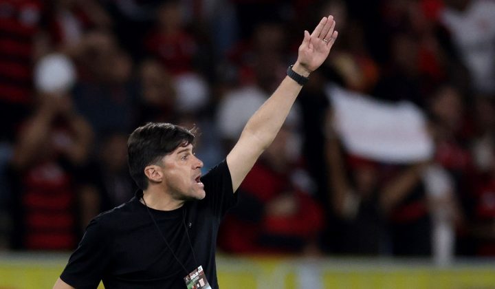 Técnico do Estudiantes elogia Flamengo e critica arbitragem após derrota na Libertadores