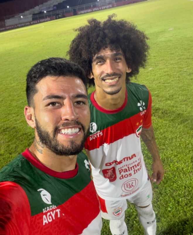 Jogadores de futebol em campo durante uma partida da Série D.