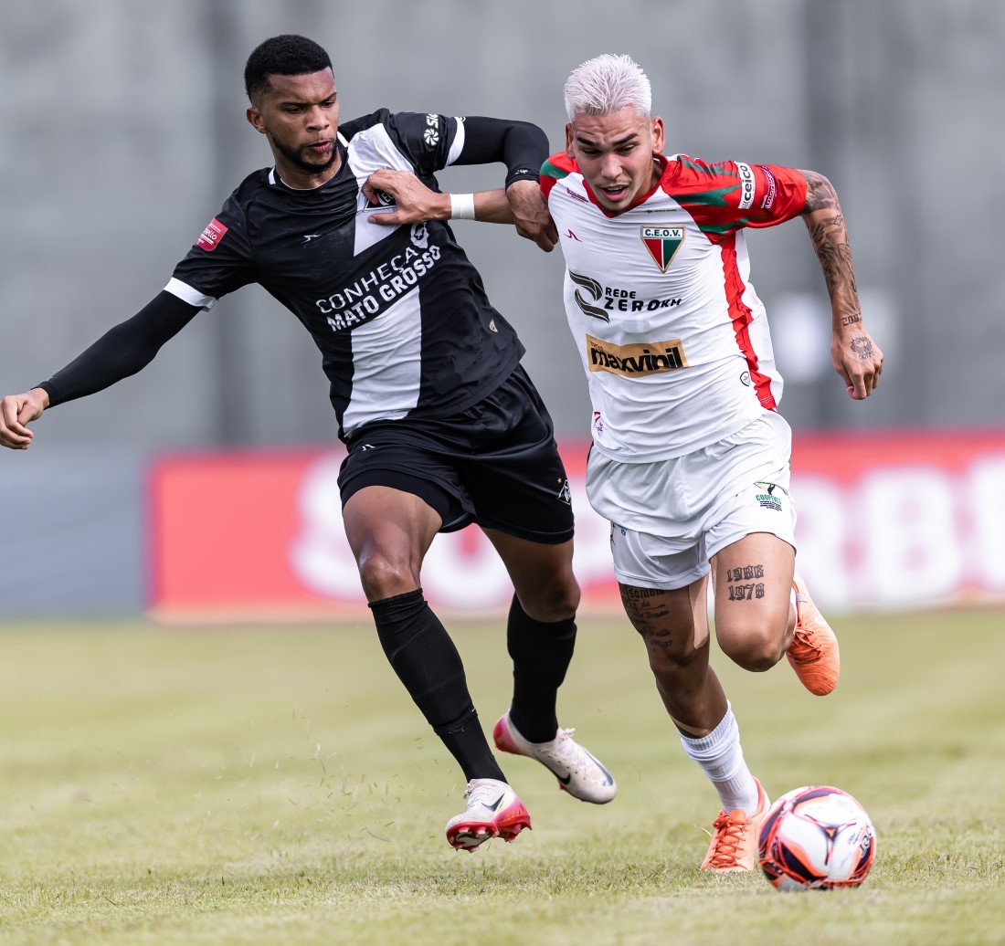 Jogadores de futebol disputando uma partida pela Série D do Campeonato Brasileiro.