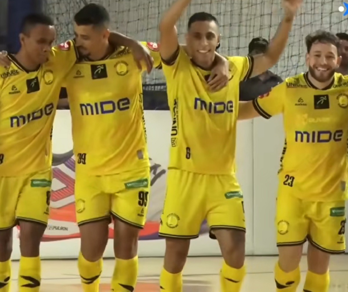 Jogadores de futsal em ação durante partida entre Praia Clube e Marreco