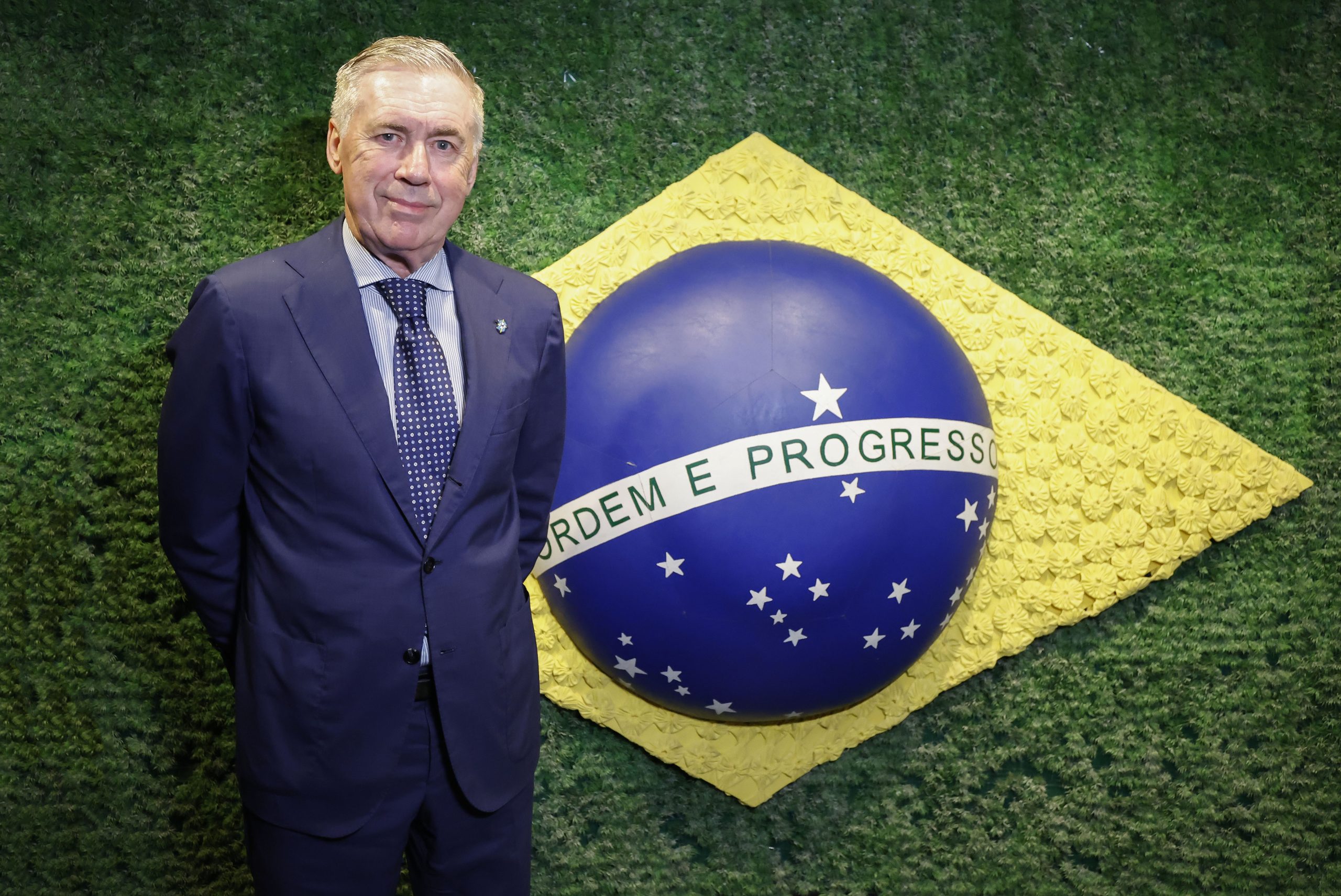 Carlo Ancelotti em coletiva de imprensa anunciando os jogadores convocados para a Seleção Brasileira.