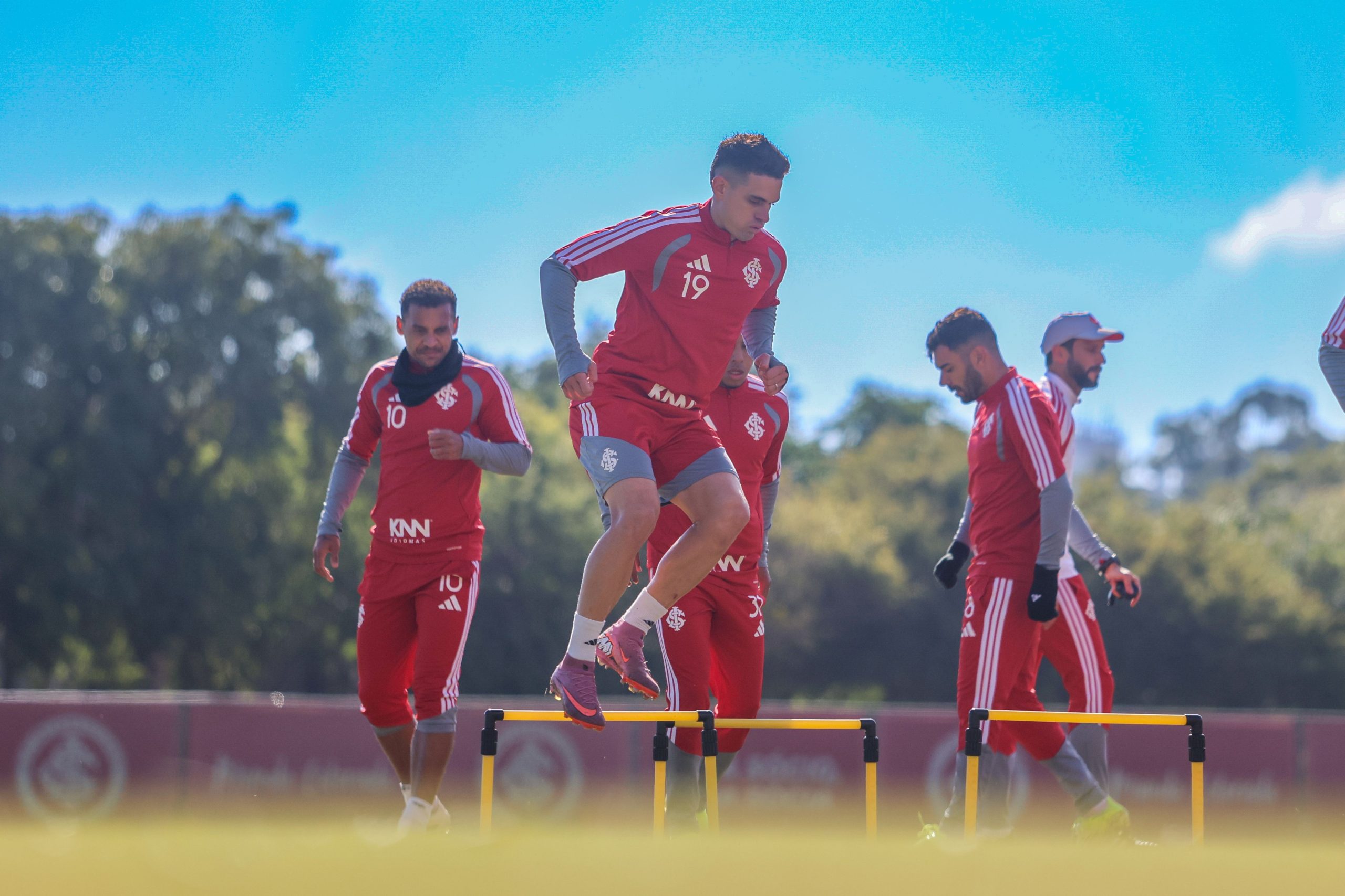 Paulo Pezzolano em treinamento do Internacional no CT Parque Gigante
